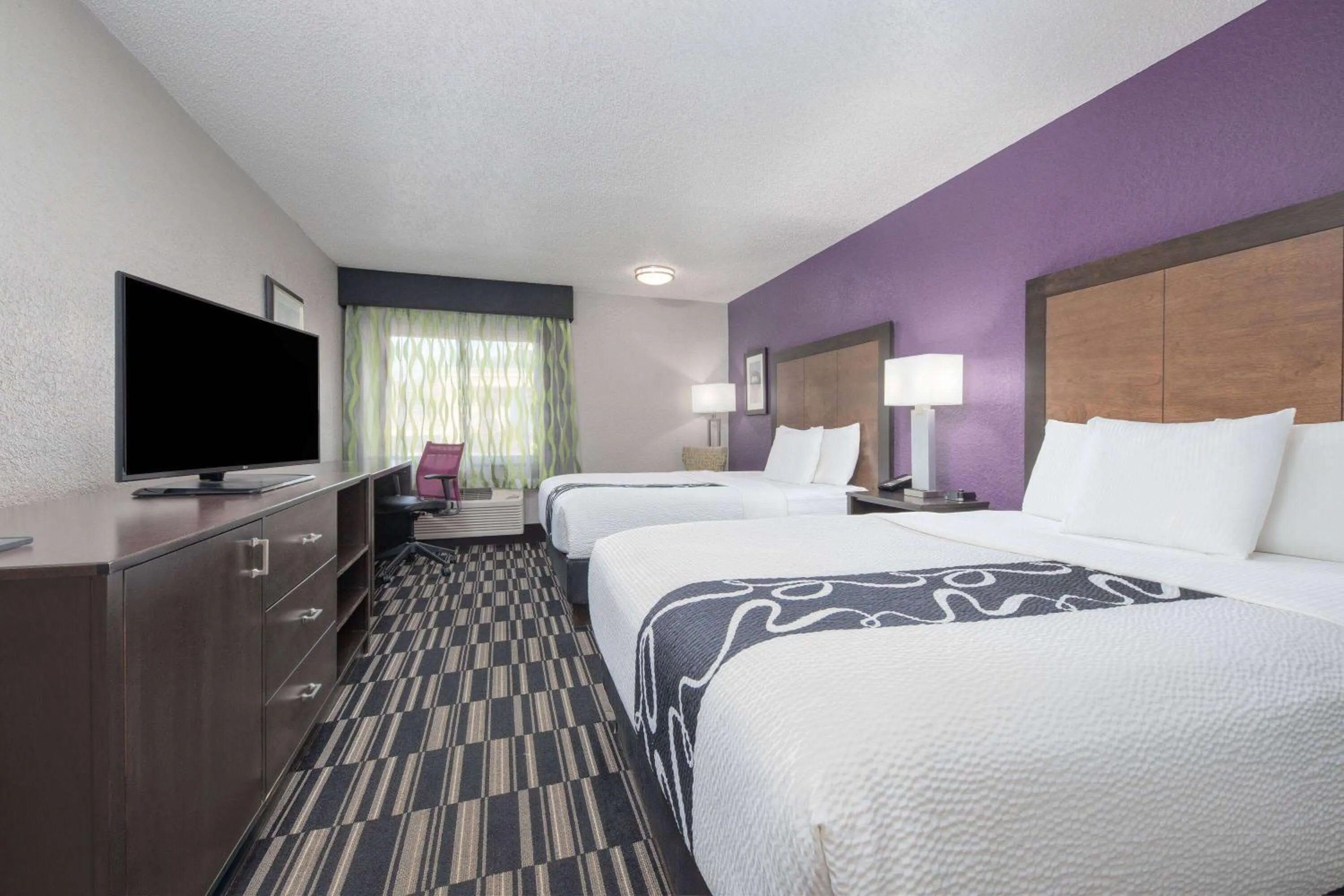 Photo of the whole room, Bed in La Quinta Inn by Wyndham El Dorado