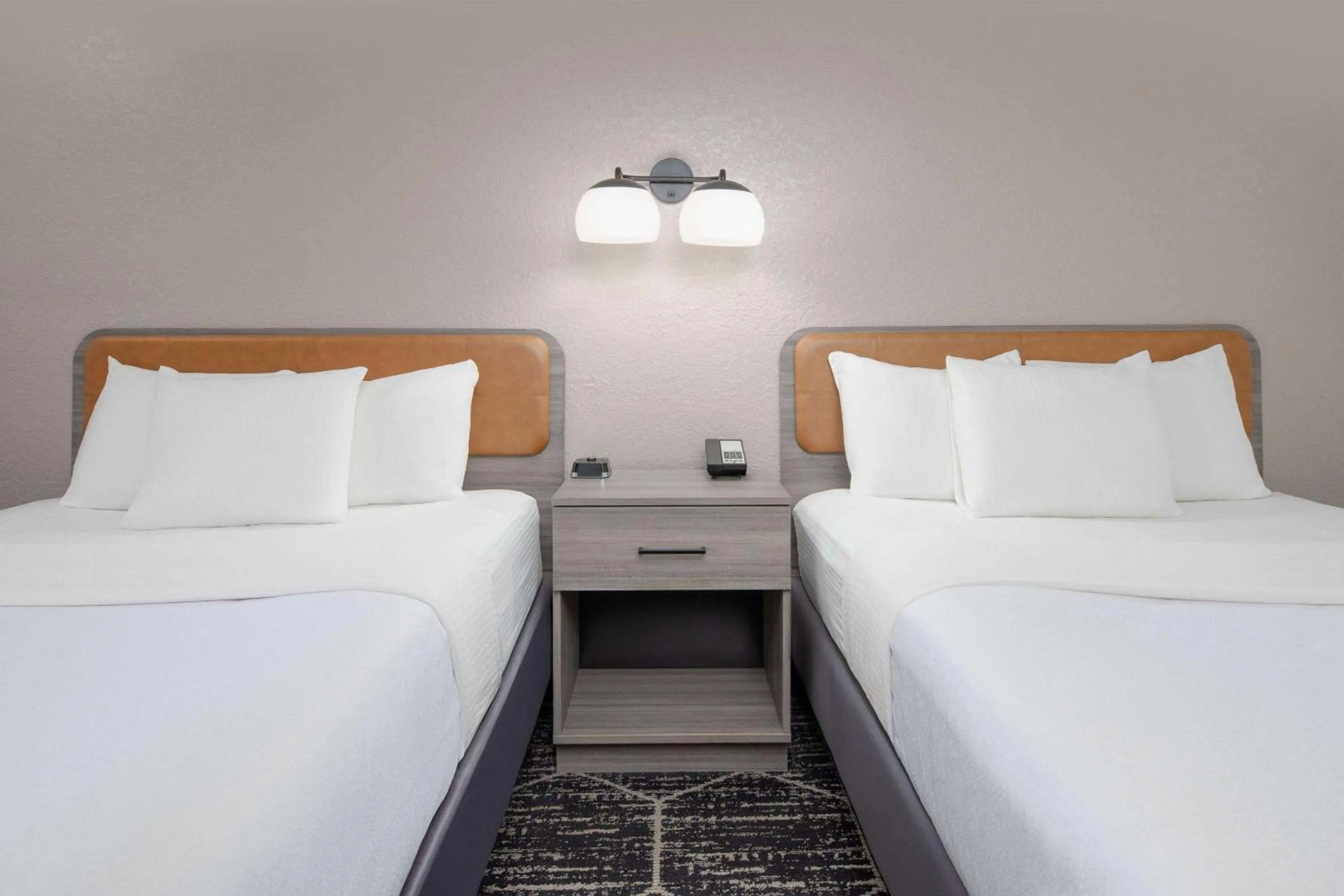 Photo of the whole room, Bed in La Quinta Inn by Wyndham El Dorado