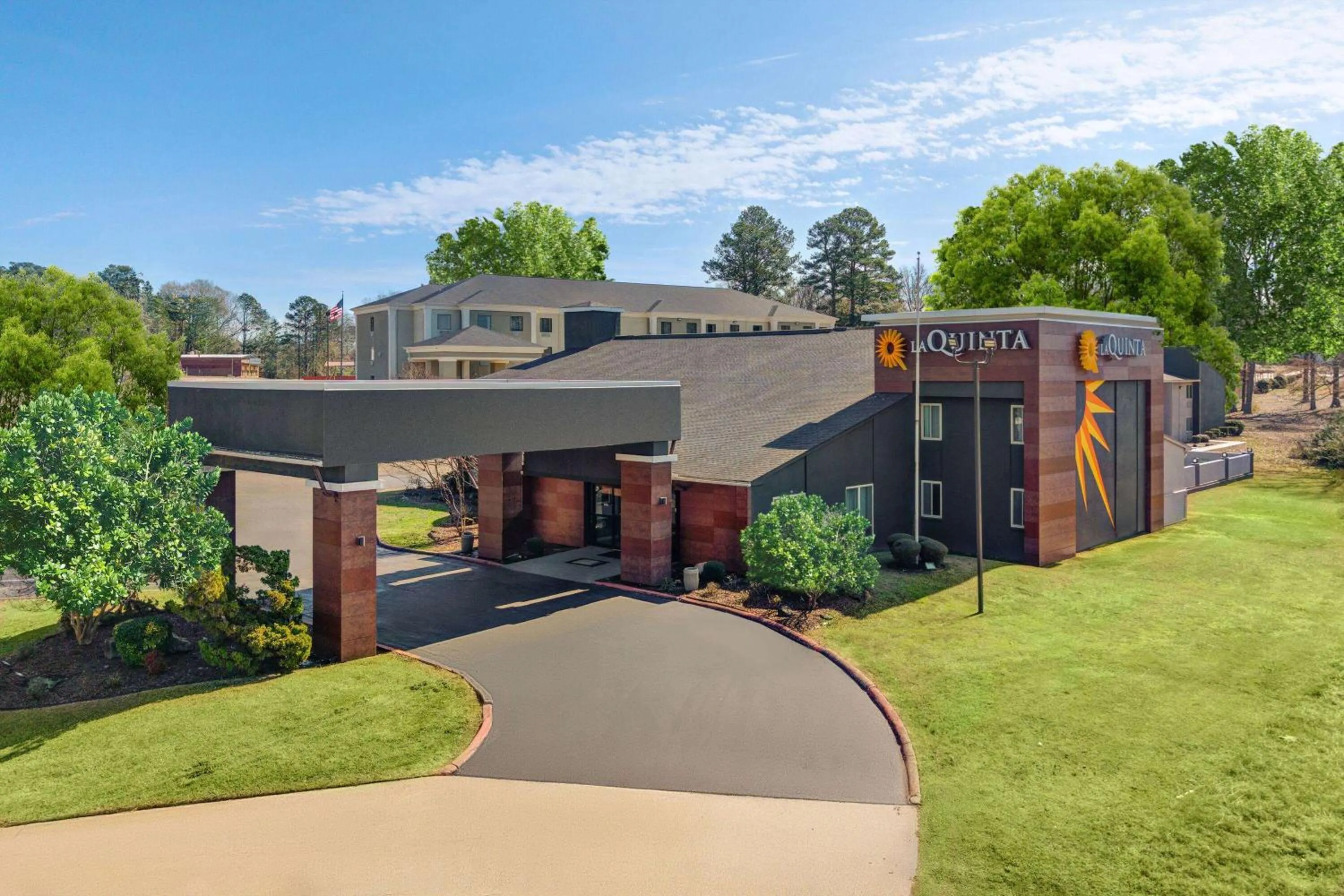 Property building in La Quinta Inn by Wyndham El Dorado