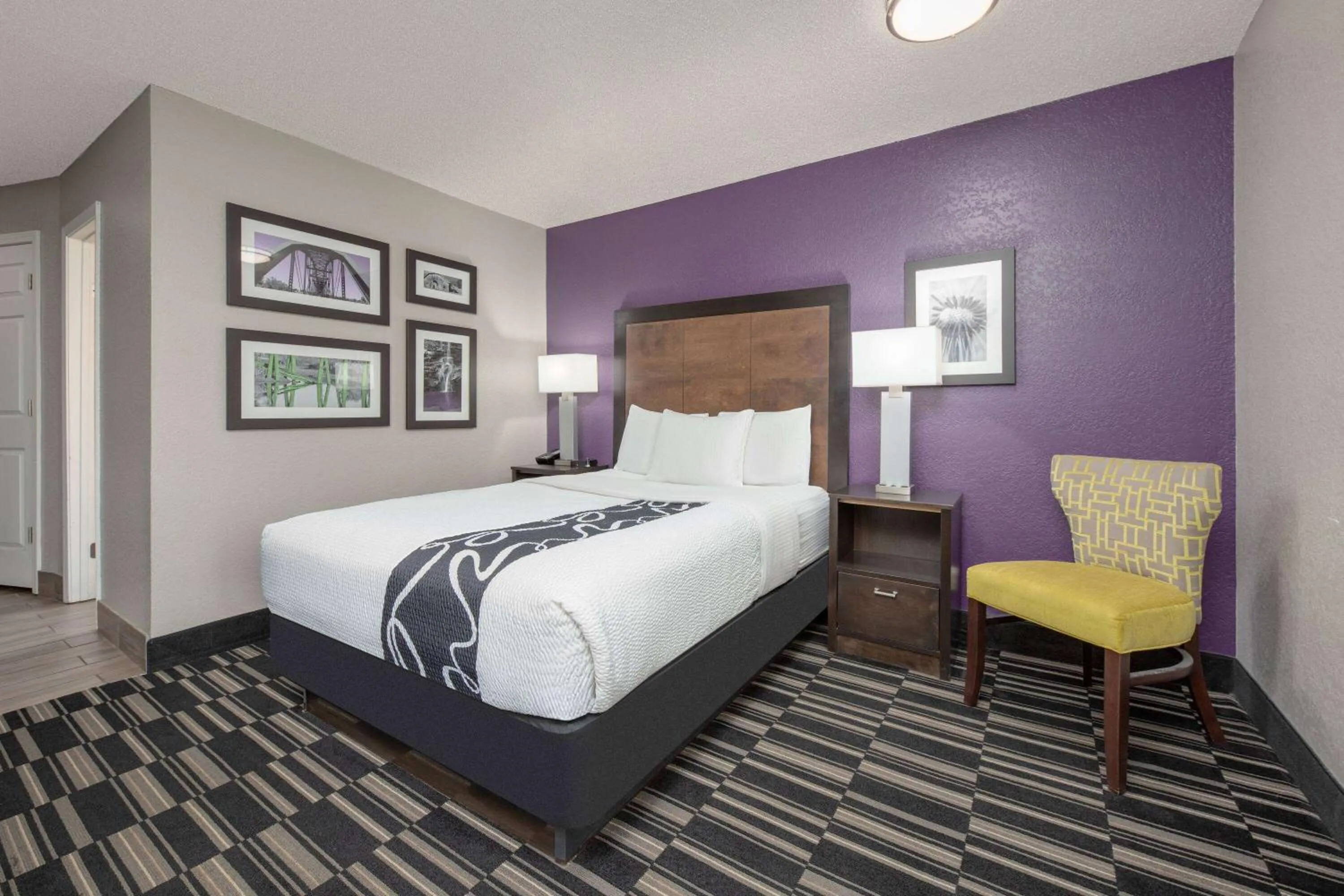Photo of the whole room, Bed in La Quinta Inn by Wyndham El Dorado