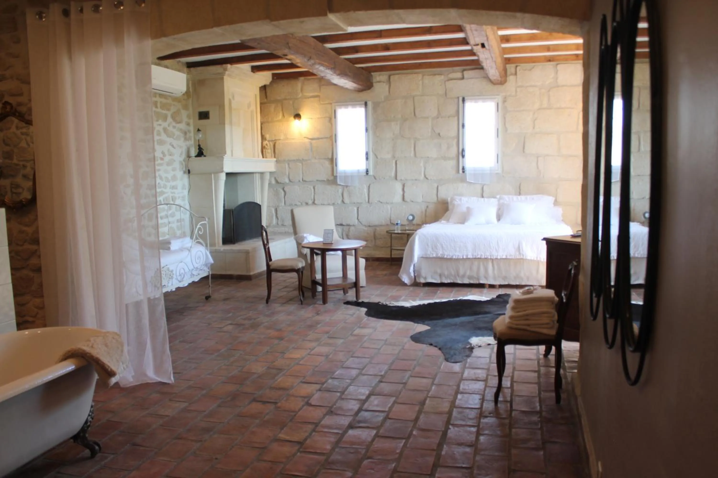 Photo of the whole room, Bed in LA DEMEURE Bed and Breakfast