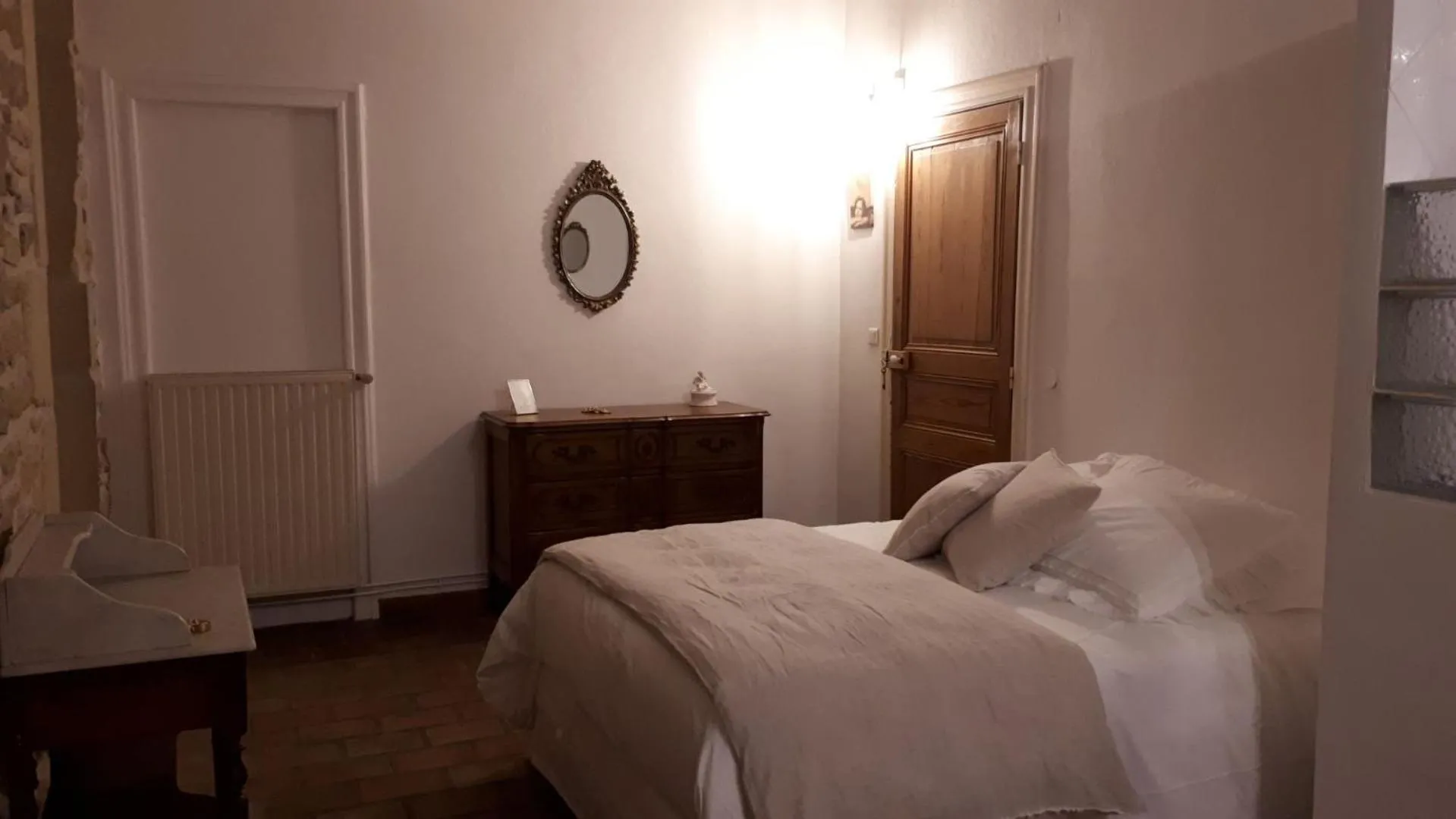 Photo of the whole room, Bed in LA DEMEURE Bed and Breakfast