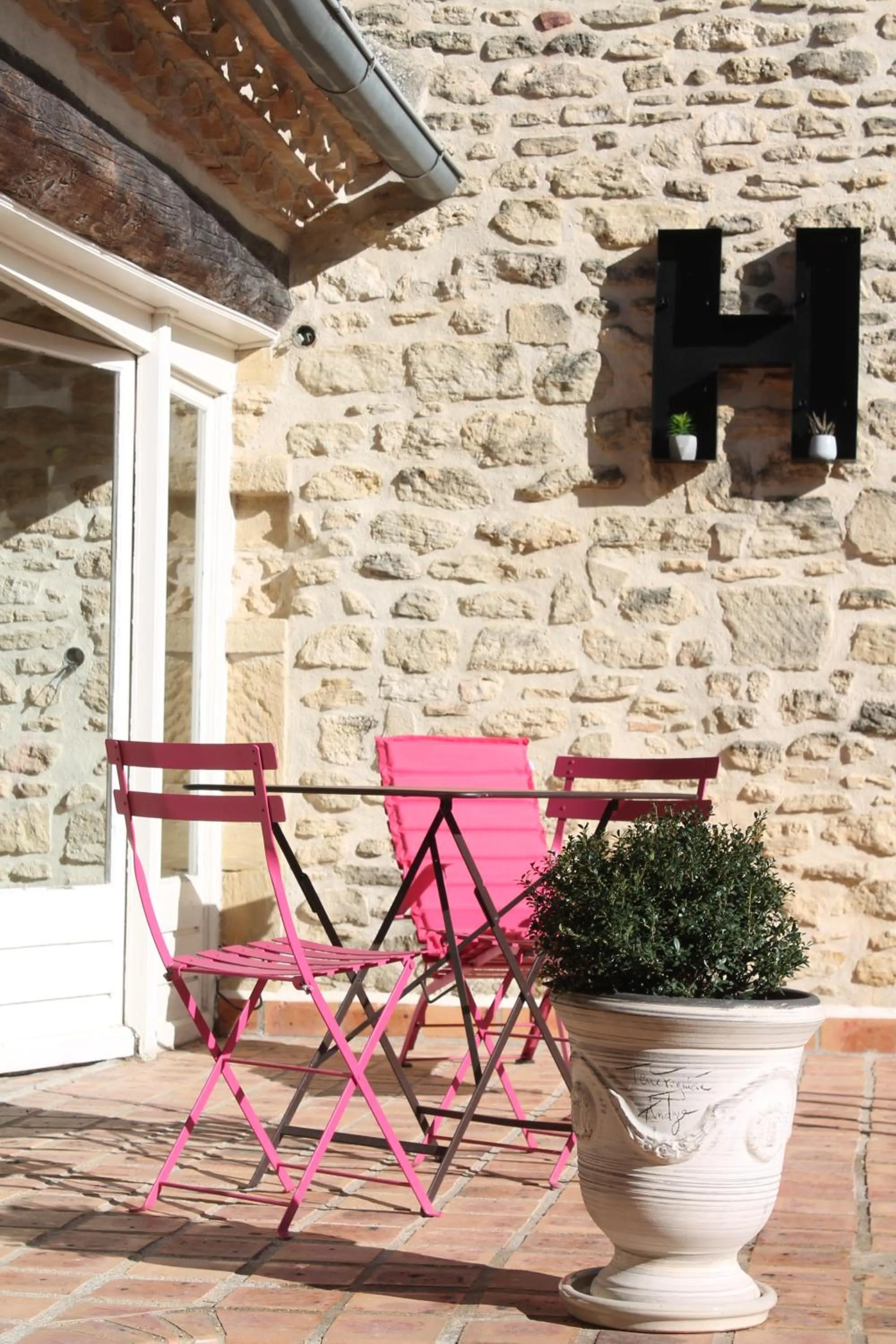 Patio in LA DEMEURE Bed and Breakfast