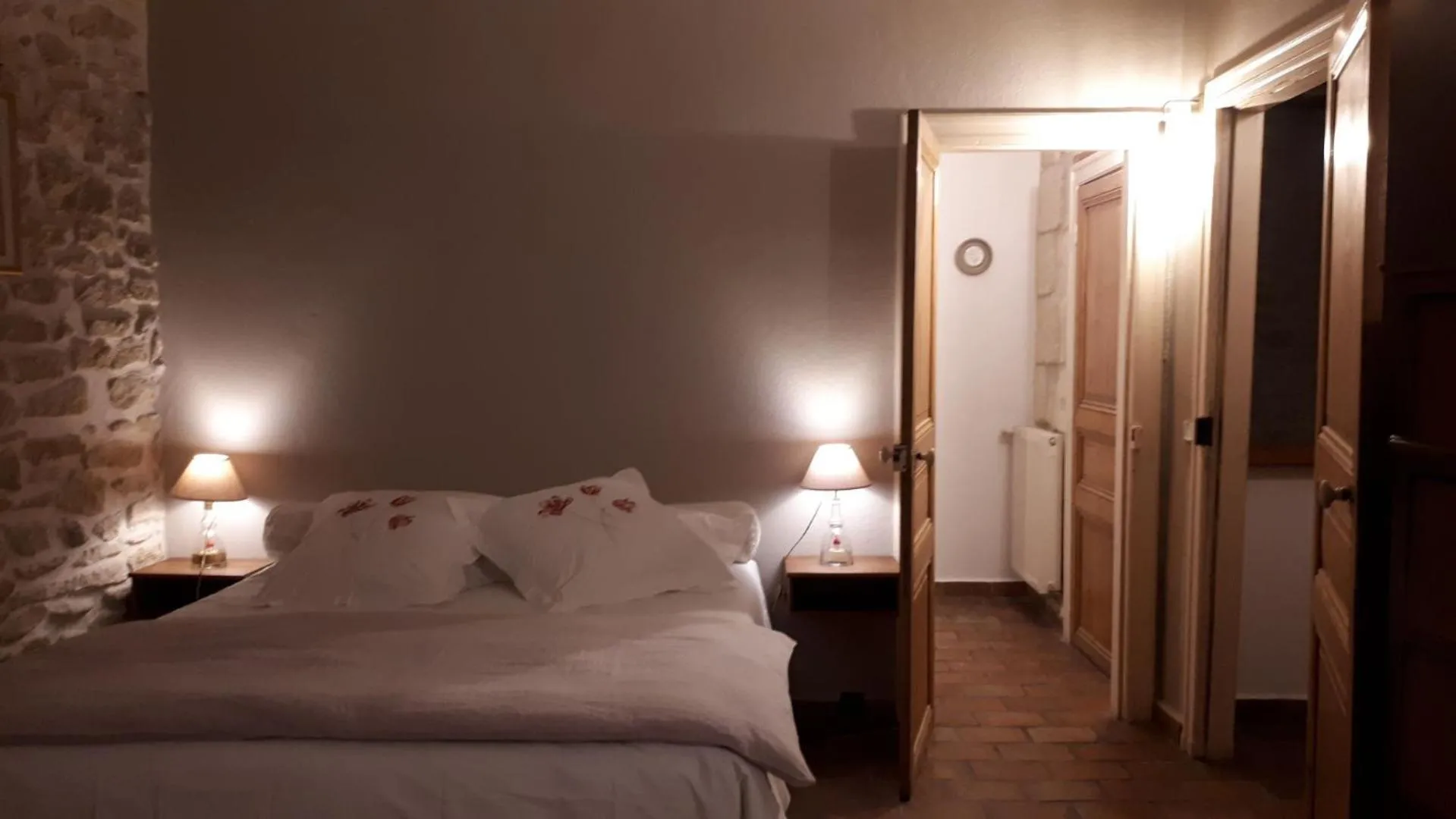 Photo of the whole room, Bed in LA DEMEURE Bed and Breakfast
