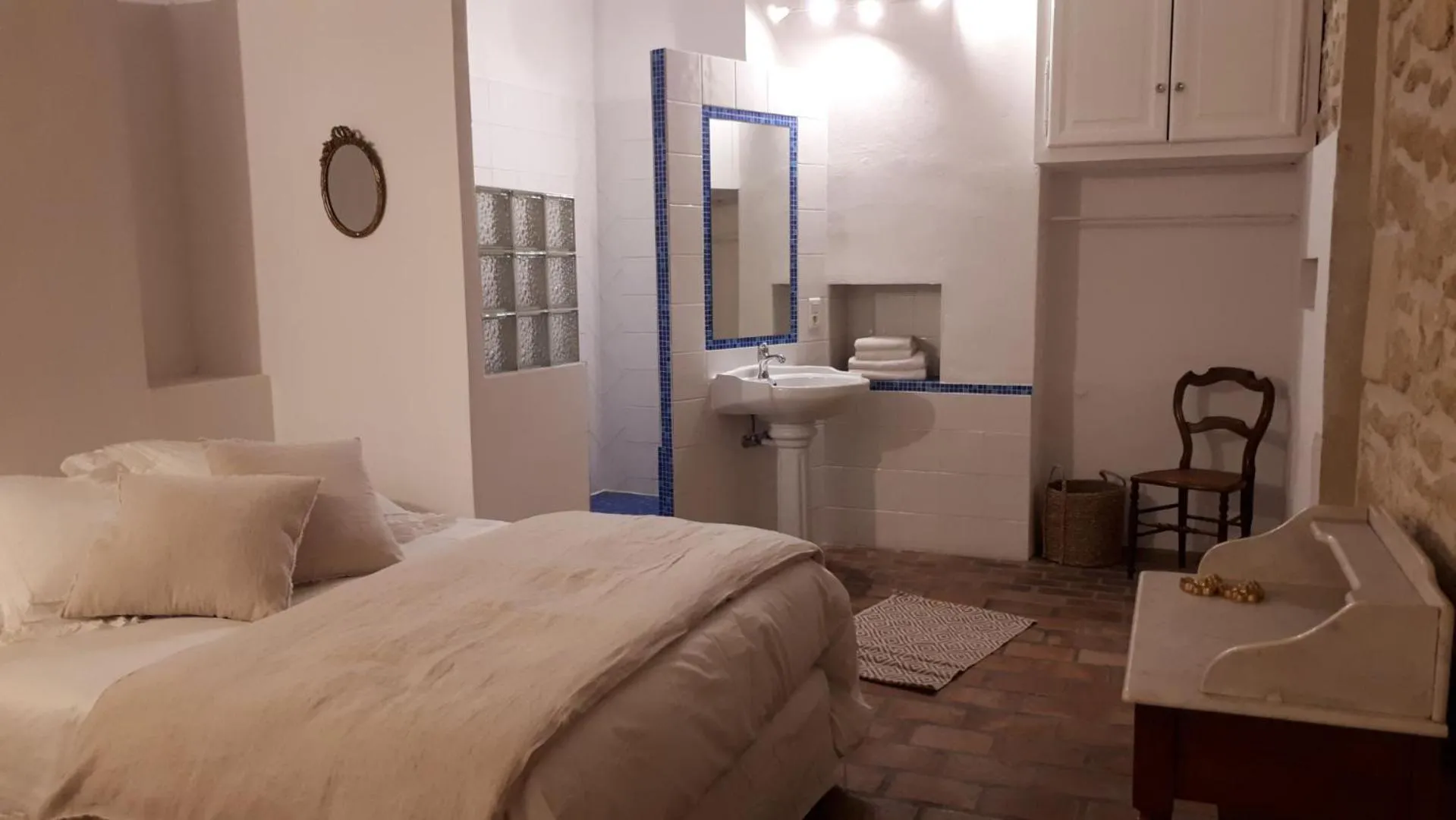 Photo of the whole room, Bed in LA DEMEURE Bed and Breakfast