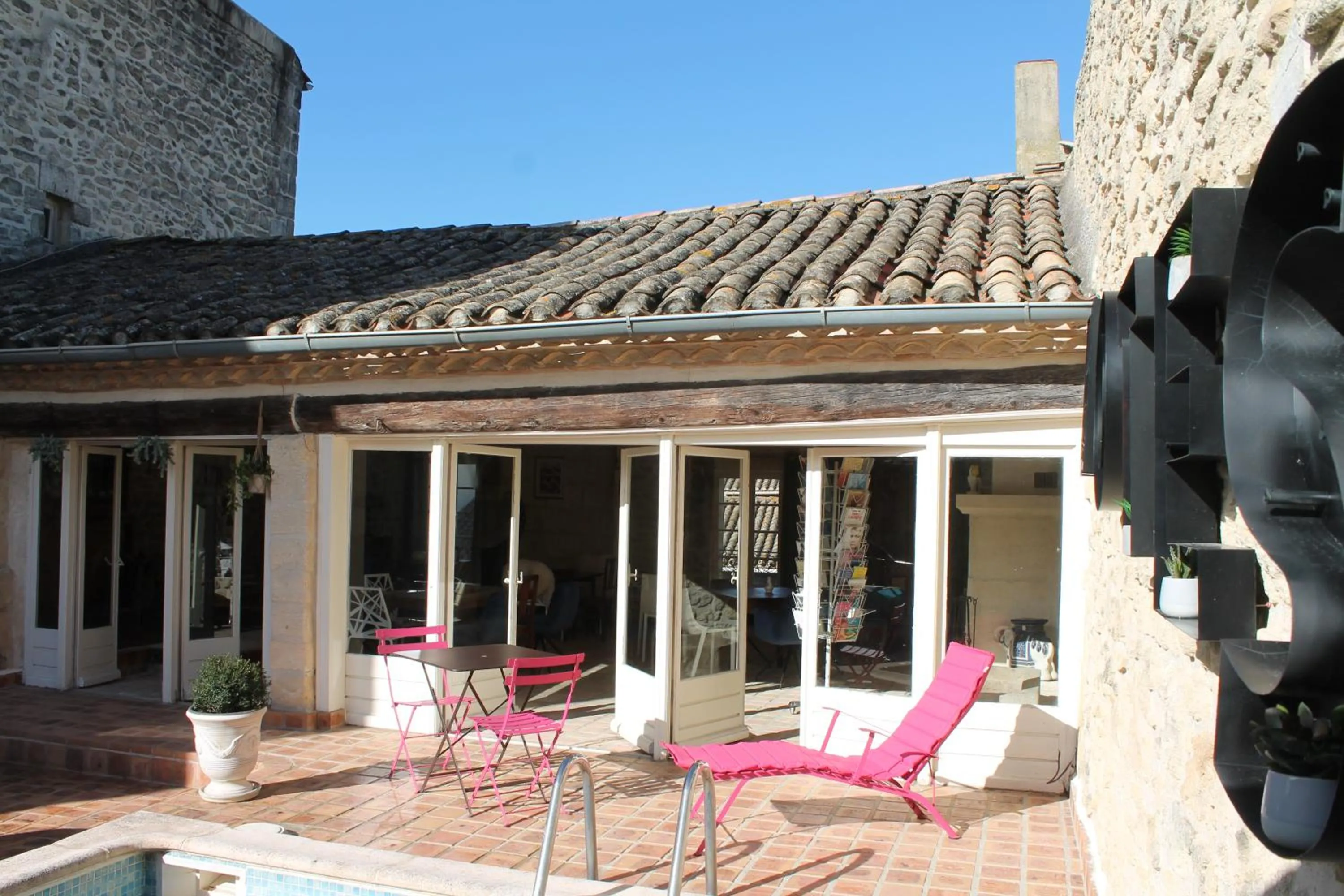 Patio in LA DEMEURE Bed and Breakfast