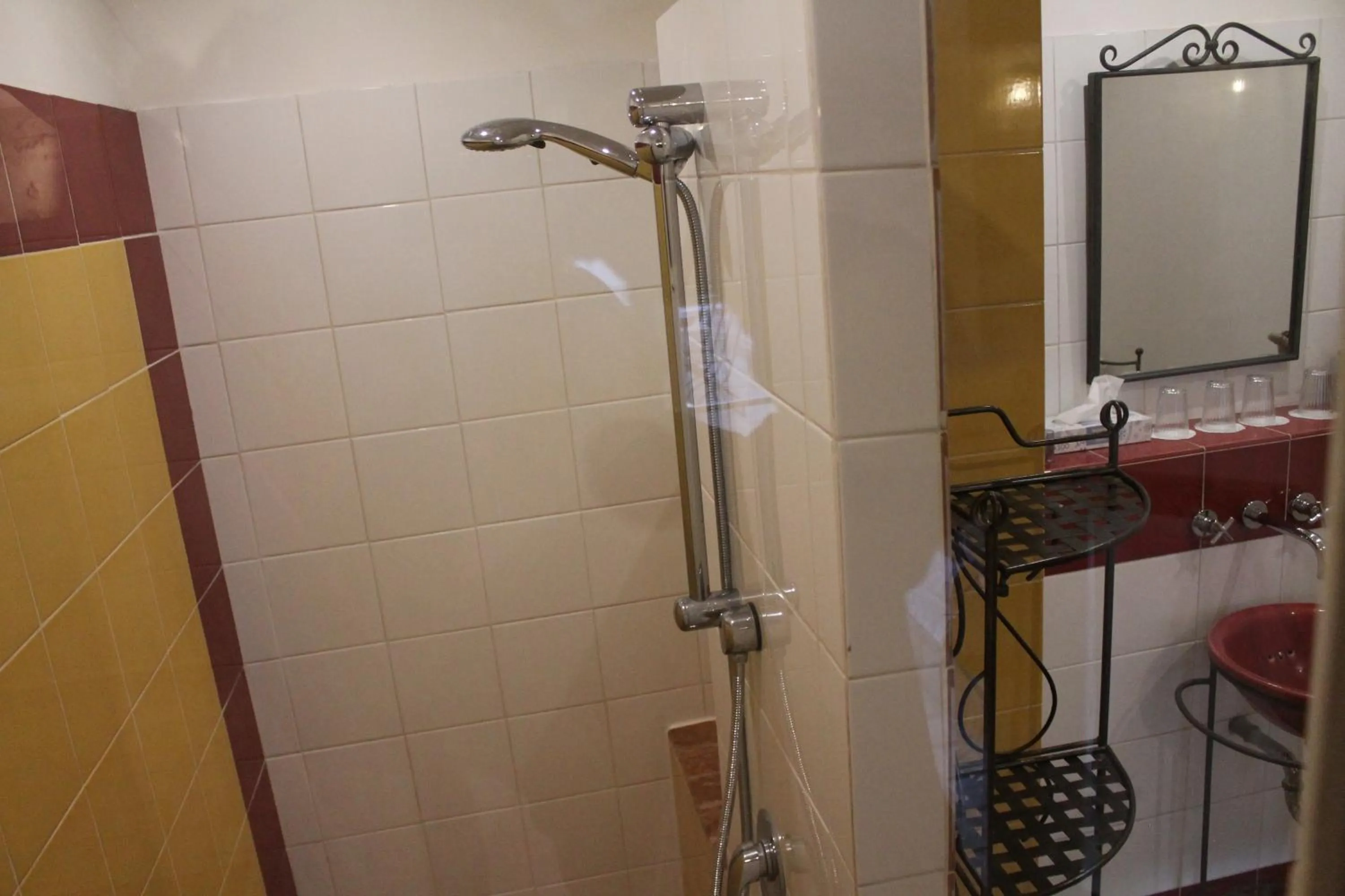 Shower in LA DEMEURE Bed and Breakfast