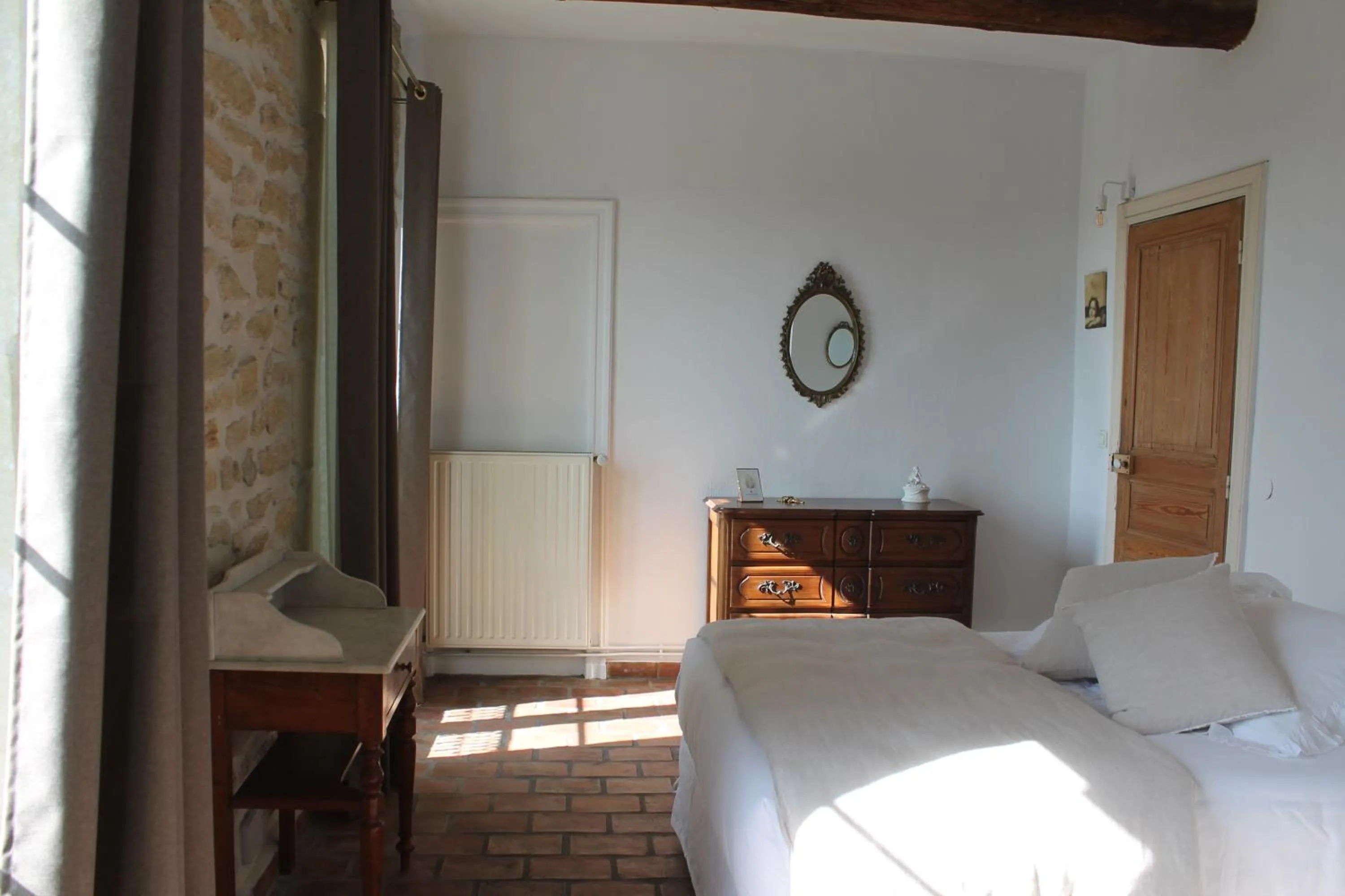 Photo of the whole room, Bed in LA DEMEURE Bed and Breakfast