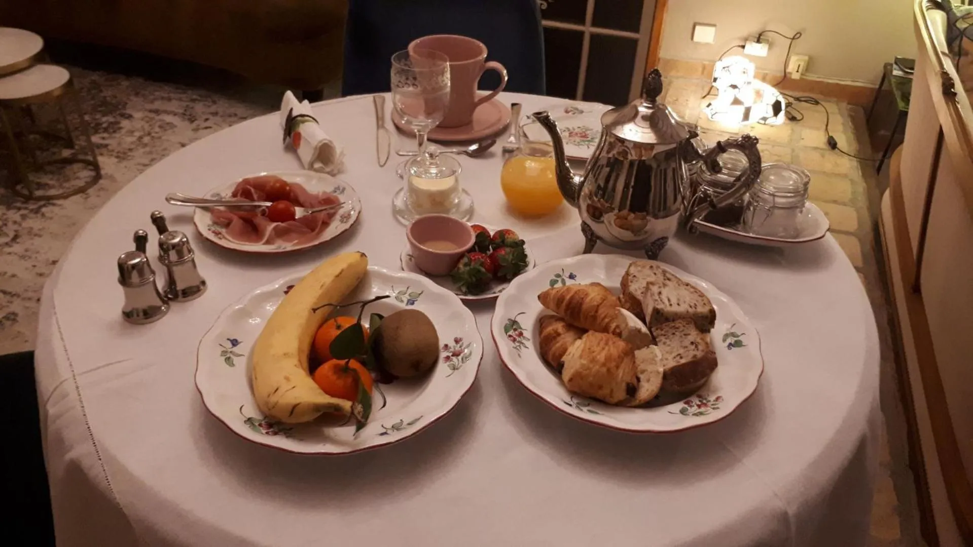 Breakfast in LA DEMEURE Bed and Breakfast