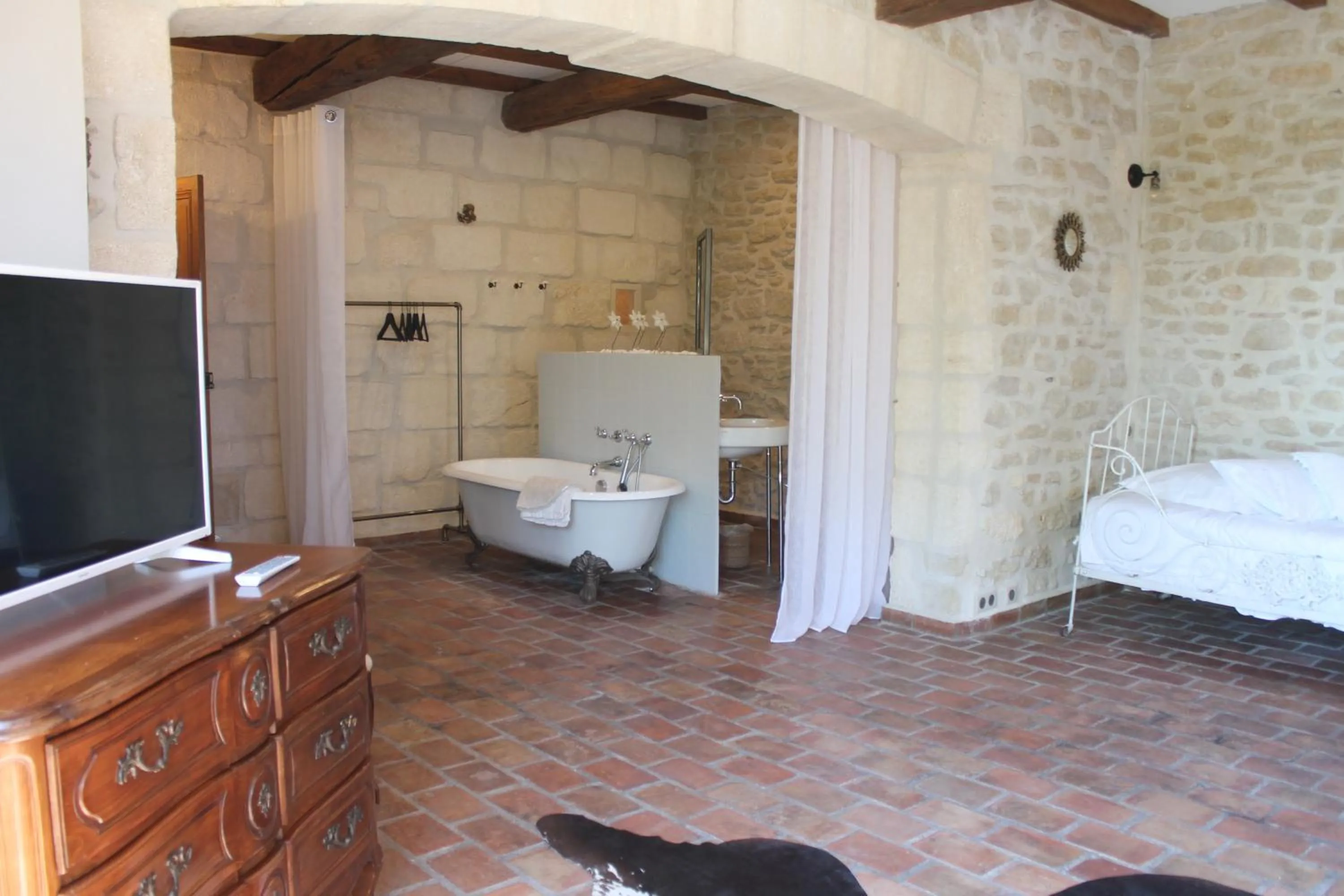 Bathroom, Bed in LA DEMEURE Bed and Breakfast