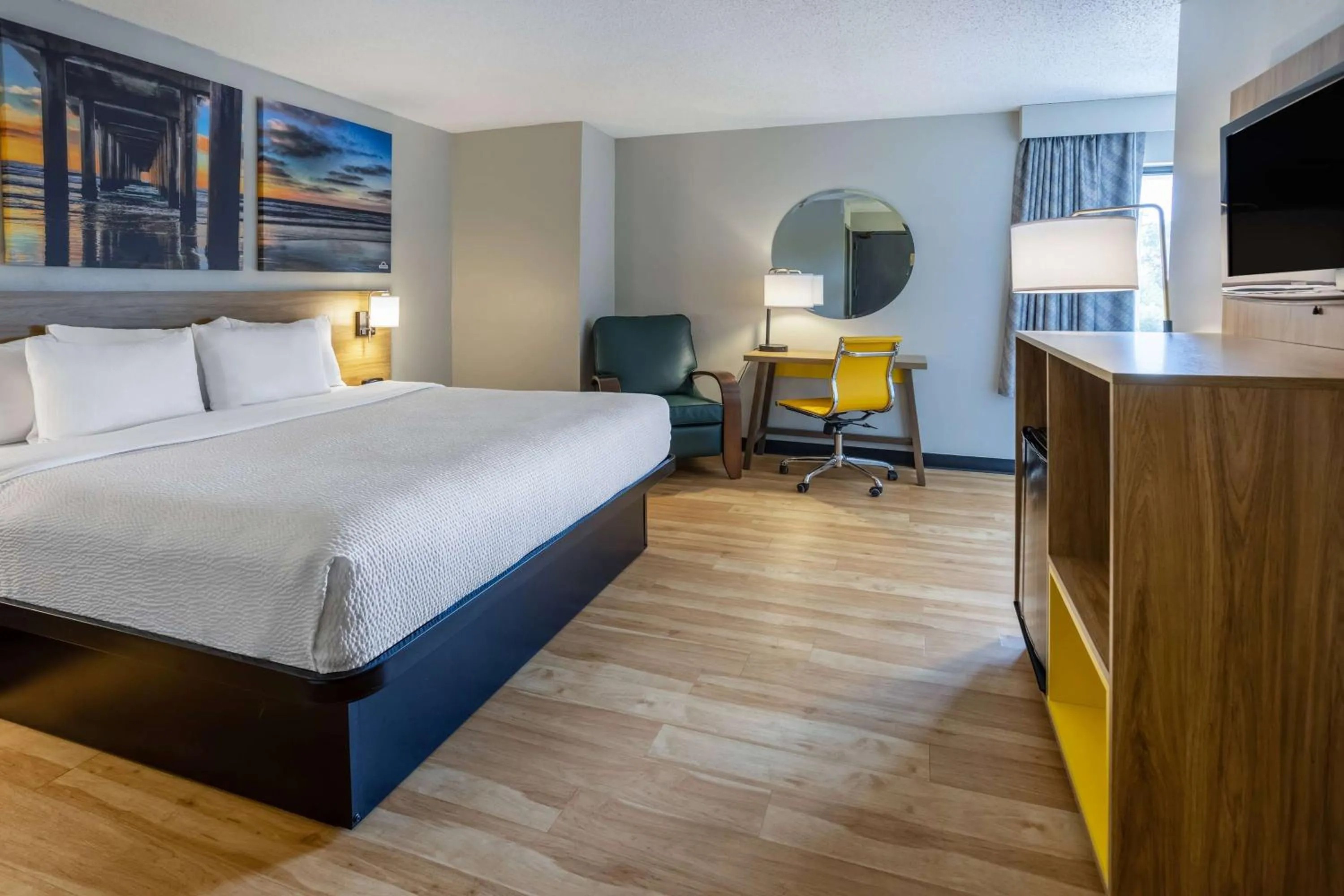 Photo of the whole room, Bed in Days Inn by Wyndham Pleasant Prairie Kenosha