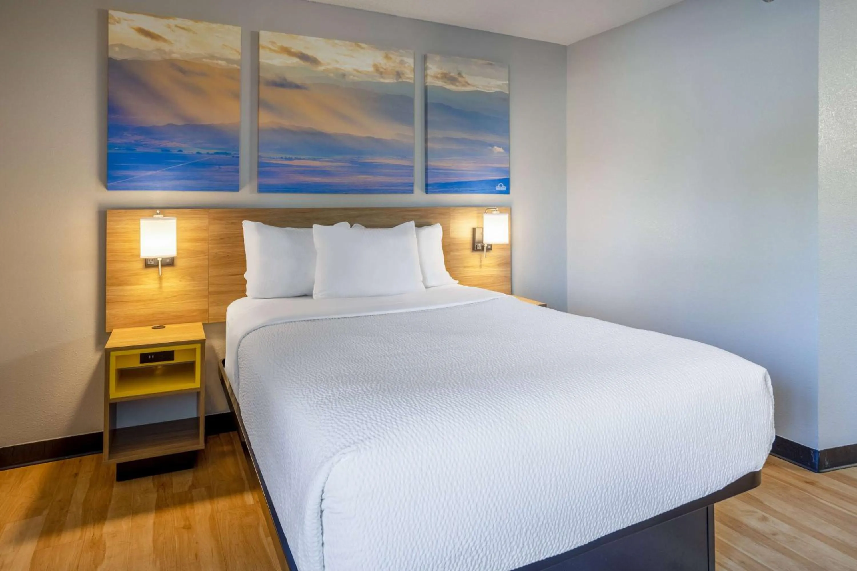 Photo of the whole room, Bed in Days Inn by Wyndham Pleasant Prairie Kenosha