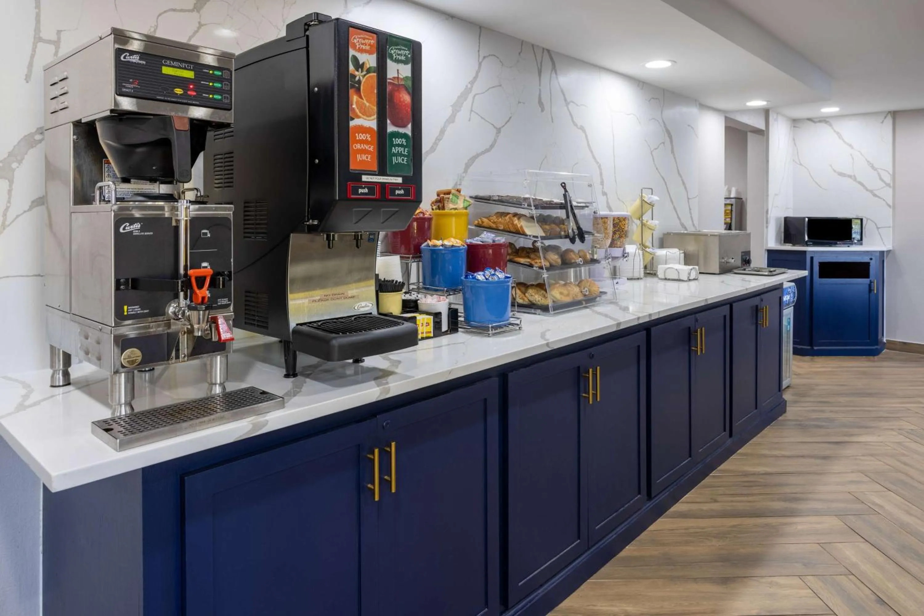 Restaurant/places to eat in Days Inn by Wyndham Pleasant Prairie Kenosha