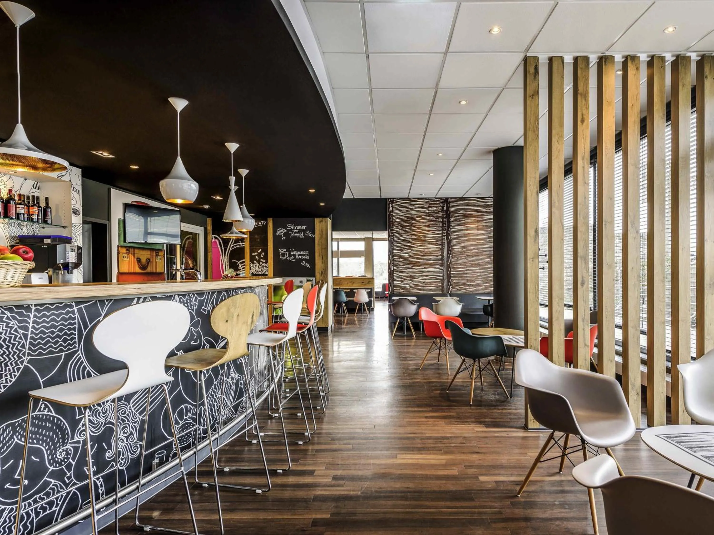 Lounge or bar in ibis Hotel Würzburg City