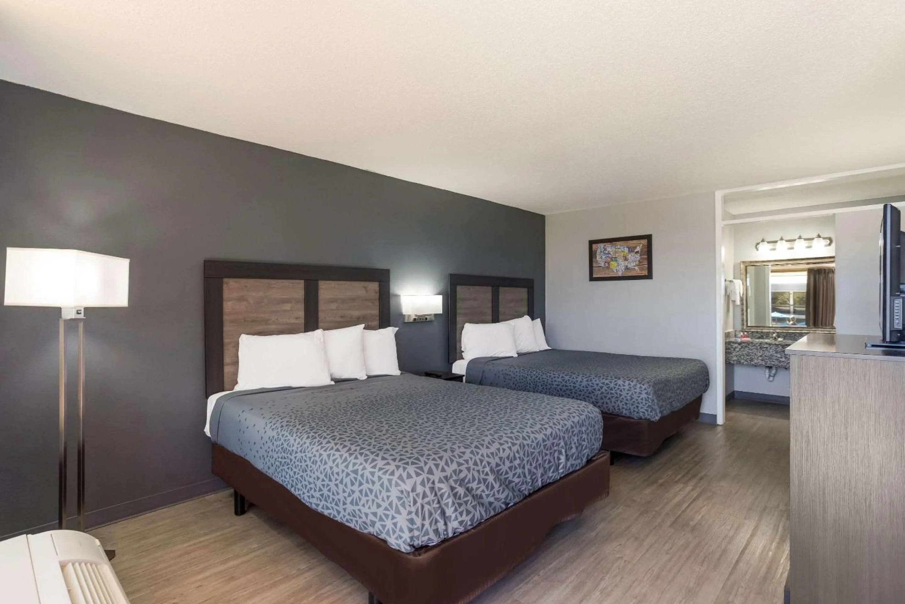 Bedroom, Bed in Econo Lodge Cave City