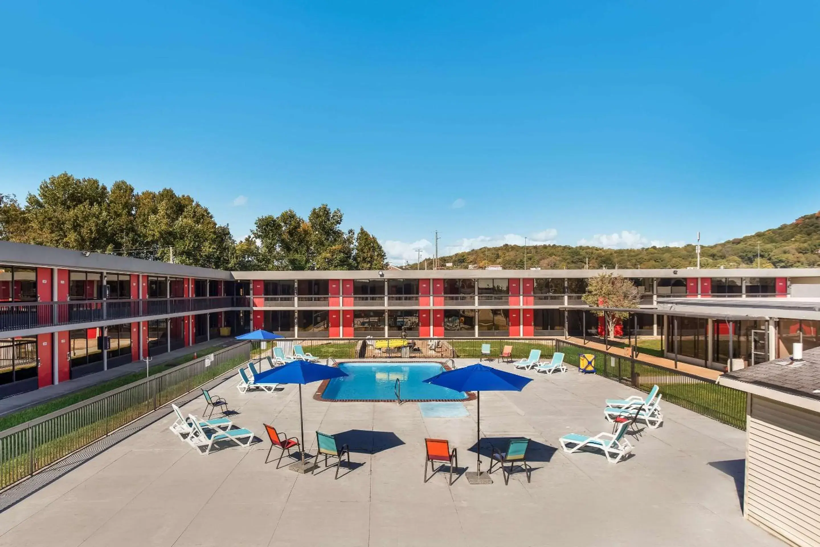 Swimming pool in Econo Lodge Cave City Swimming pool in Econo Lodge Cave City