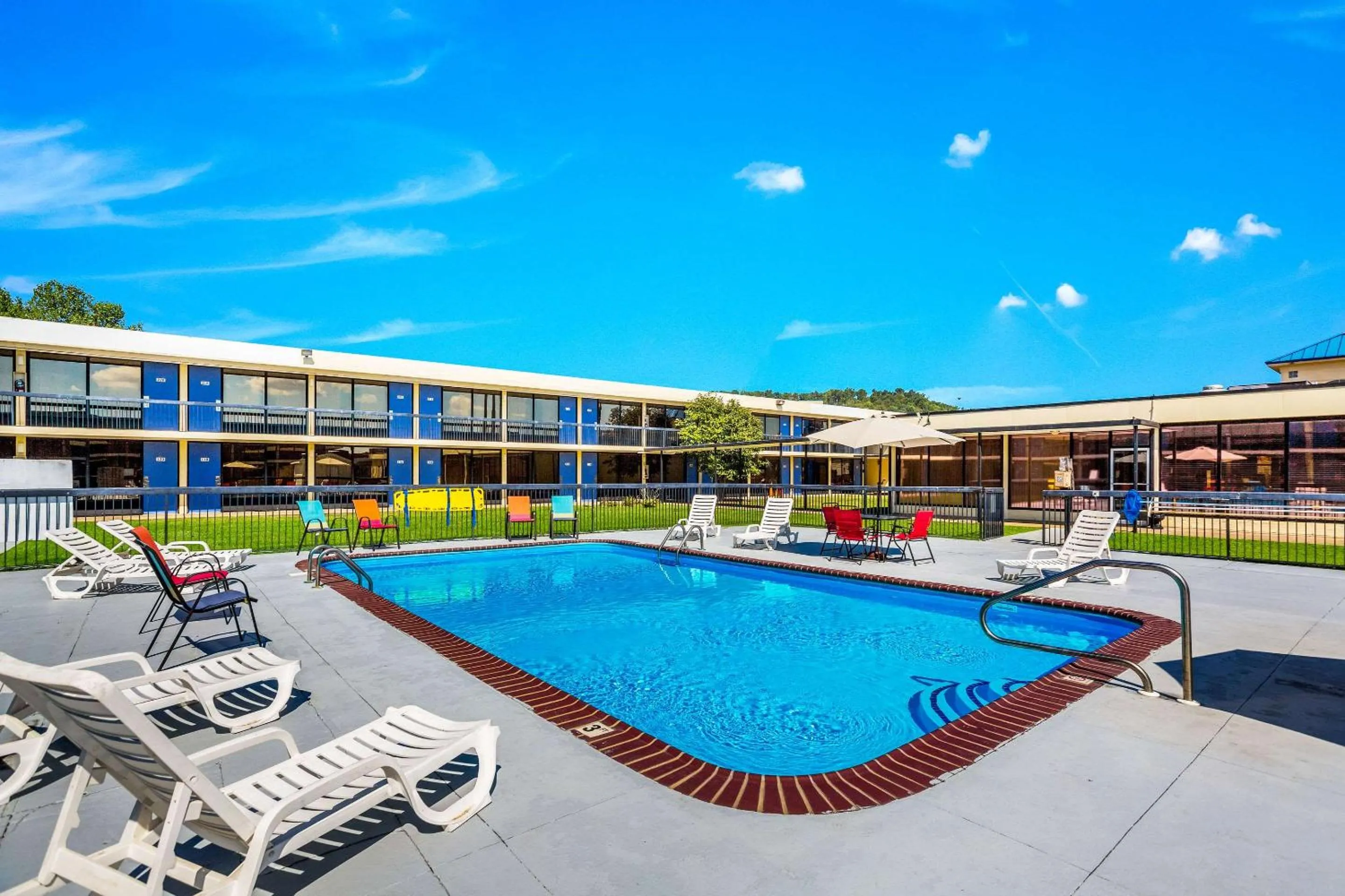 Swimming pool in Econo Lodge Cave City
