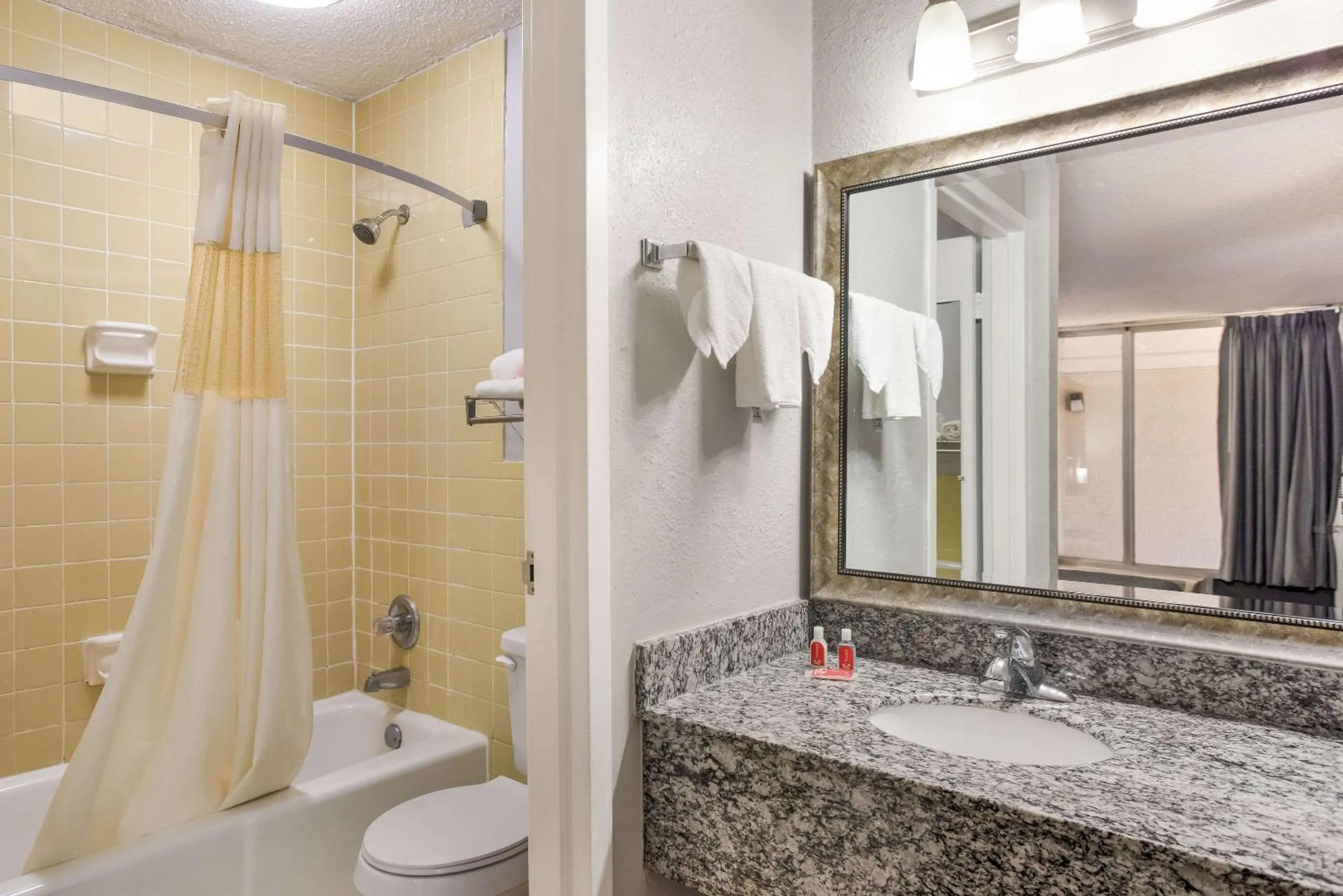 Bedroom in Econo Lodge Cave City