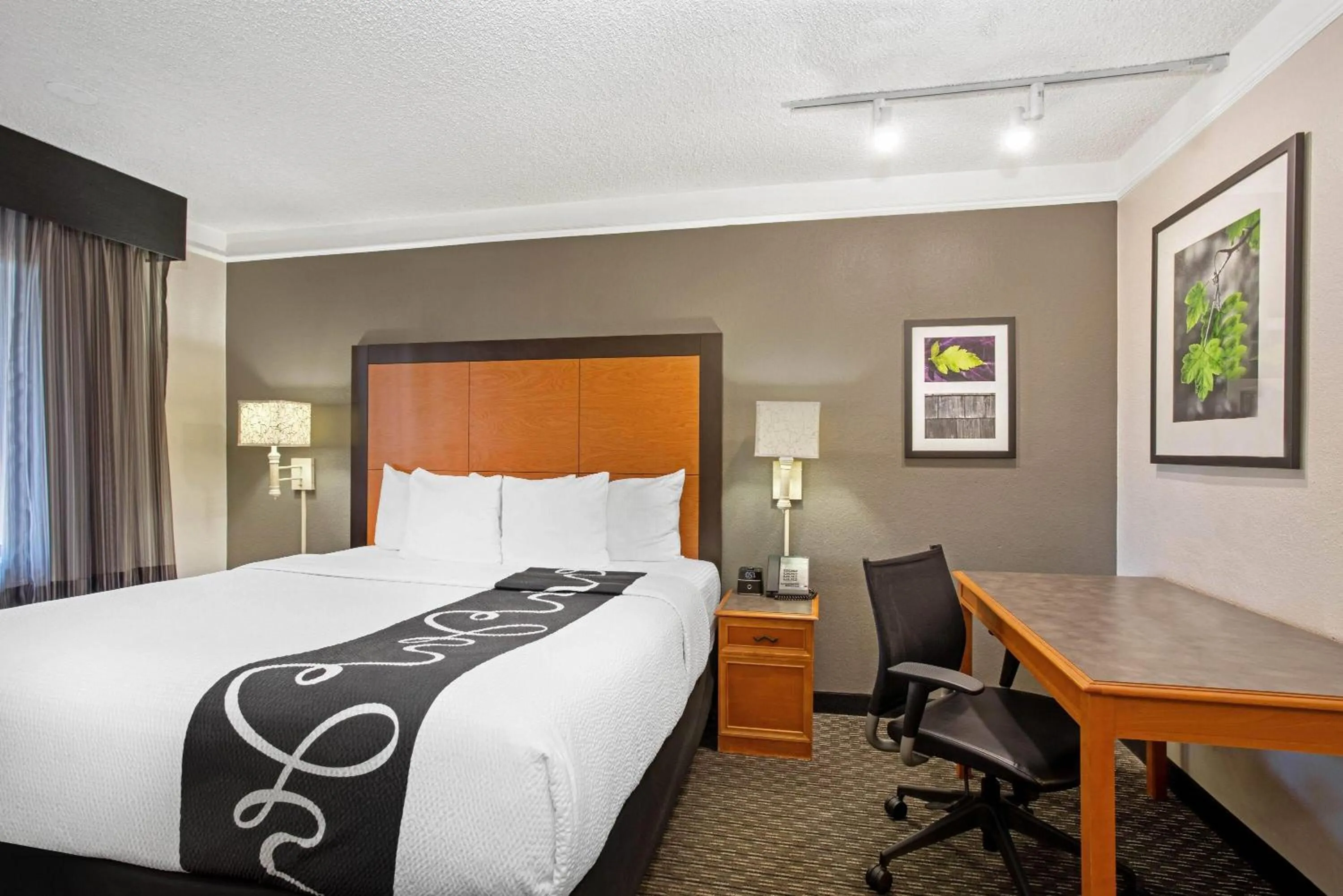Photo of the whole room, Bed in La Quinta Inn by Wyndham Tucson East