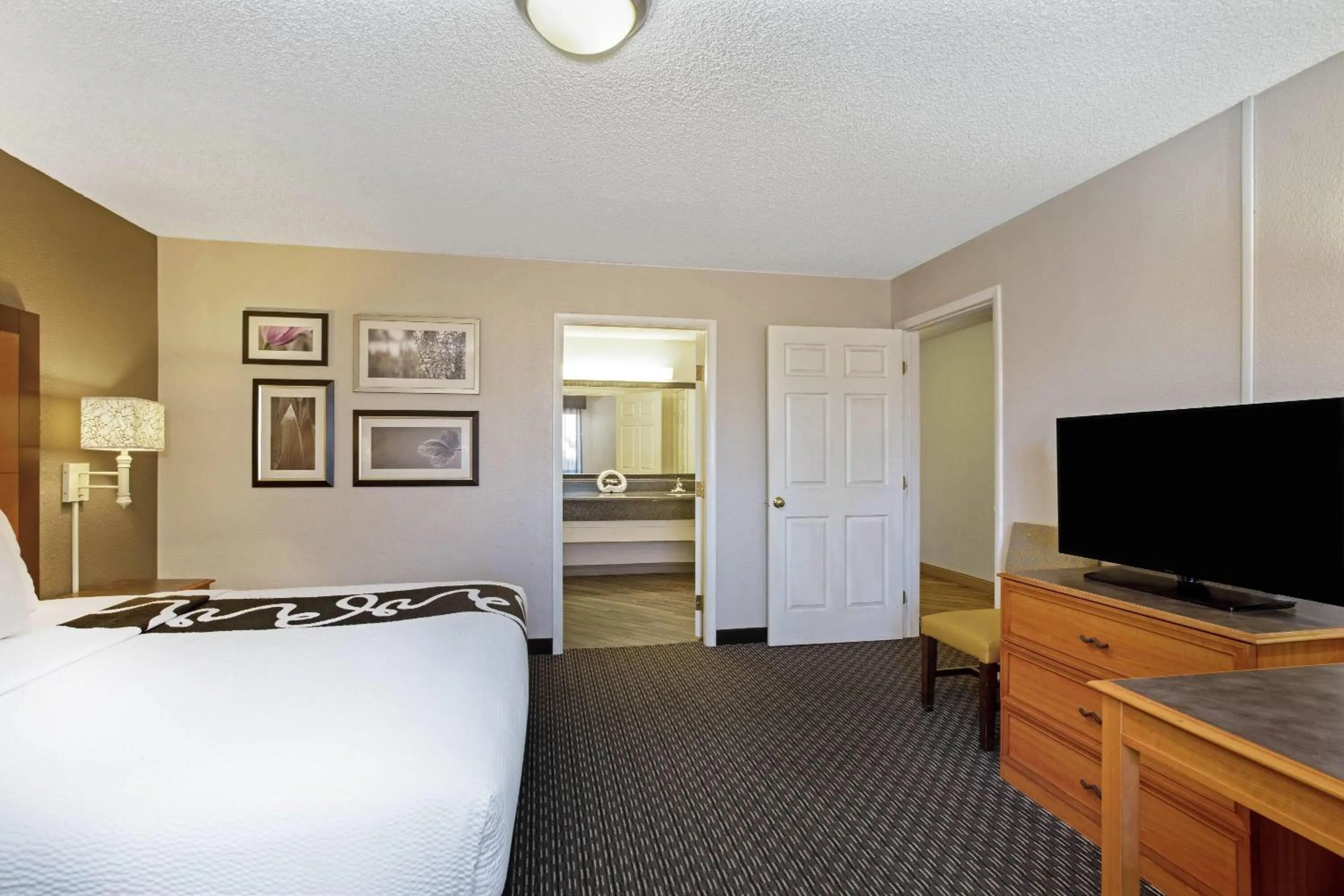 Photo of the whole room, Bed in La Quinta Inn by Wyndham Tucson East