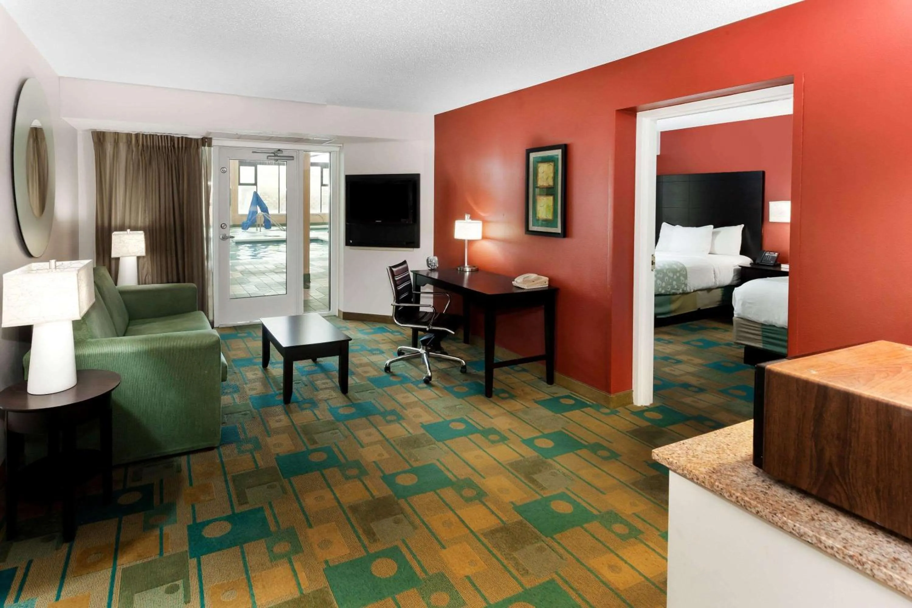 Photo of the whole room, Bed in La Quinta by Wyndham Milwaukee Bayshore Area