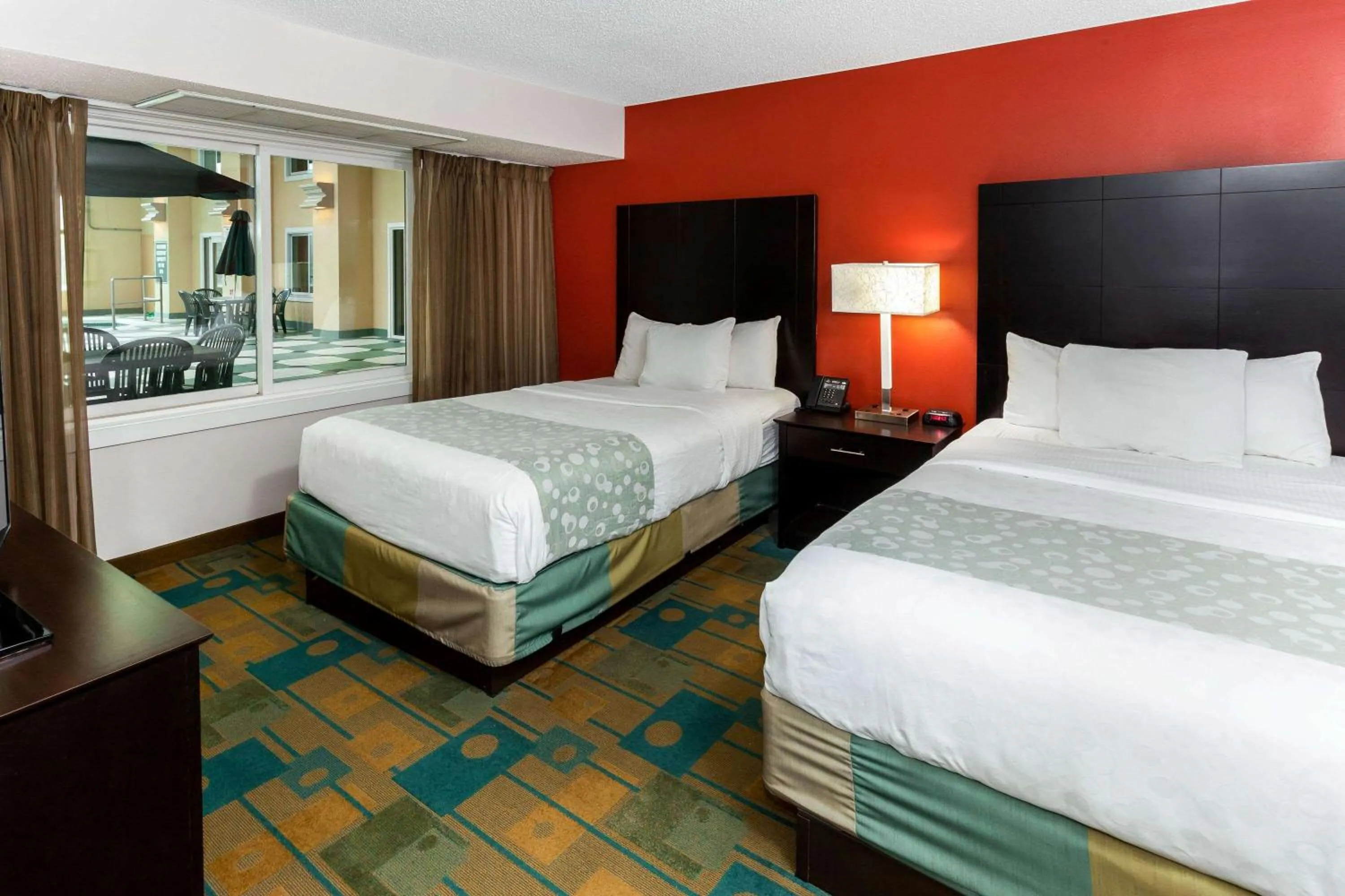 Photo of the whole room, Bed in La Quinta by Wyndham Milwaukee Bayshore Area