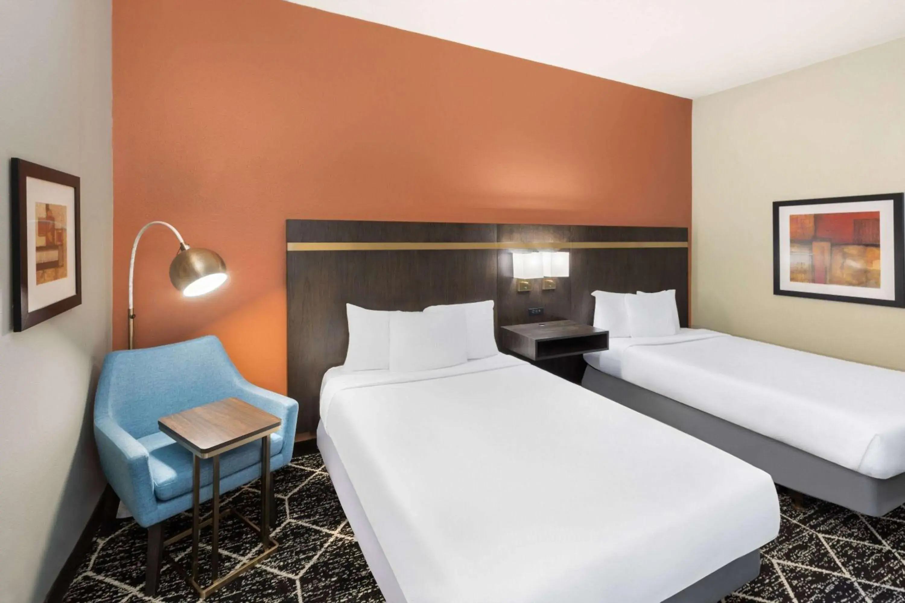 Photo of the whole room, Bed in La Quinta by Wyndham Olathe Photo of the whole room, Bed in La Quinta by Wyndham Olathe