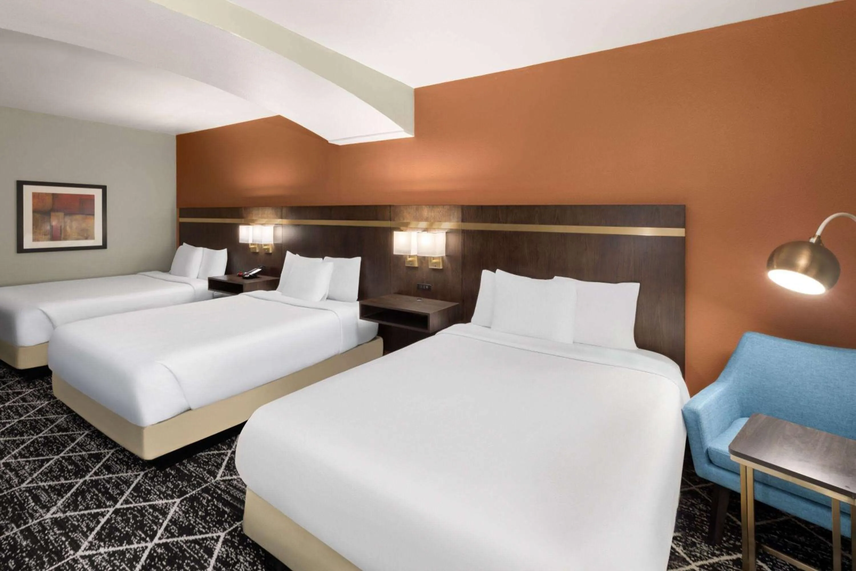 Photo of the whole room, Bed in La Quinta by Wyndham Olathe