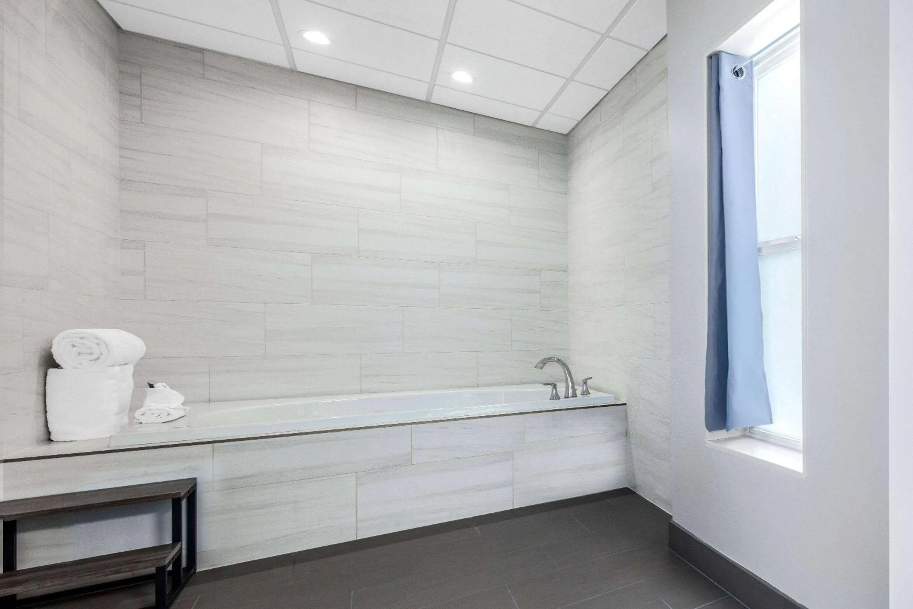 TV and multimedia in La Quinta Inn by Wyndham Lynnwood