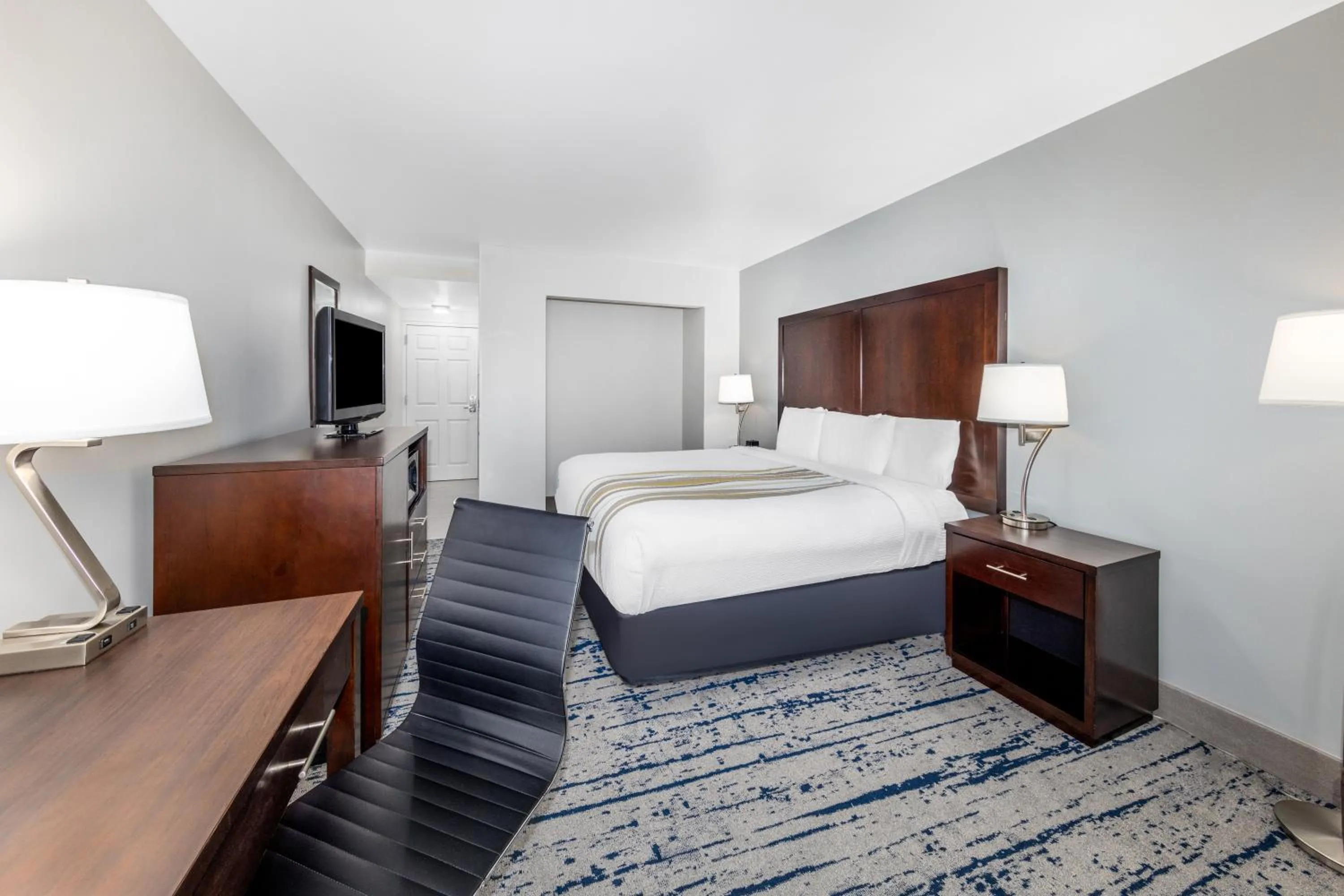 Bed in La Quinta Inn by Wyndham Lynnwood