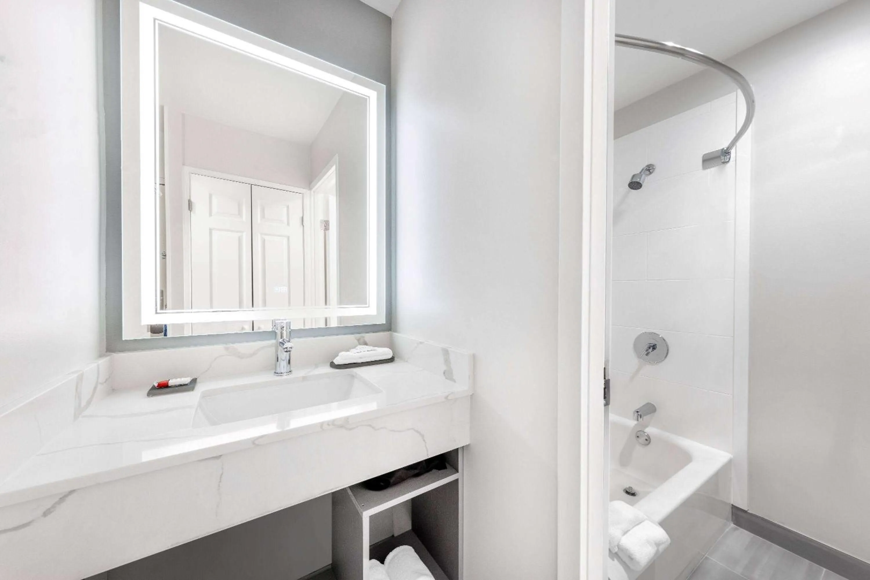 TV and multimedia in La Quinta Inn by Wyndham Lynnwood