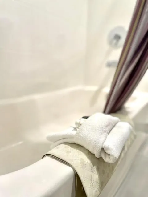 Bed in La Quinta Inn by Wyndham Lynnwood