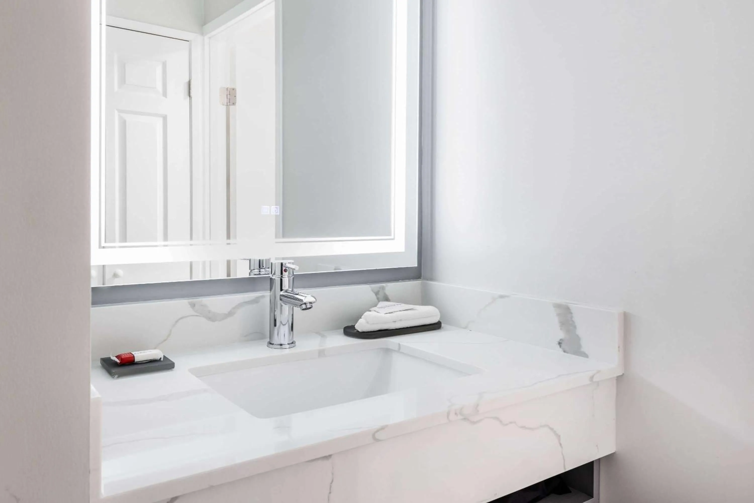 TV and multimedia in La Quinta Inn by Wyndham Lynnwood