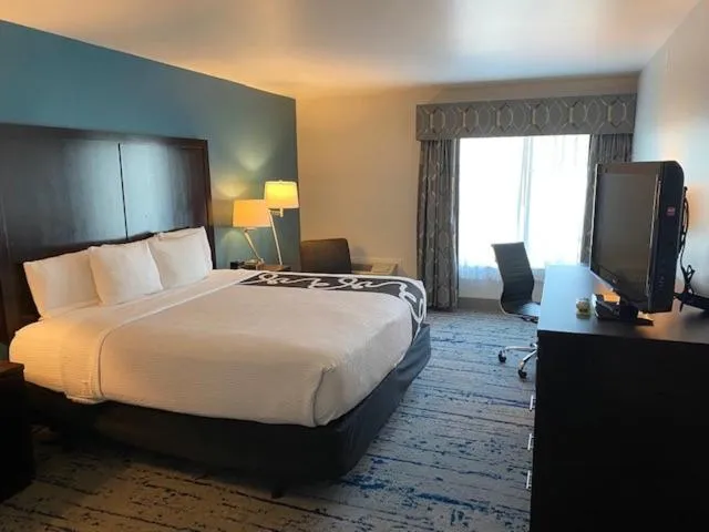 Bed in La Quinta Inn by Wyndham Lynnwood