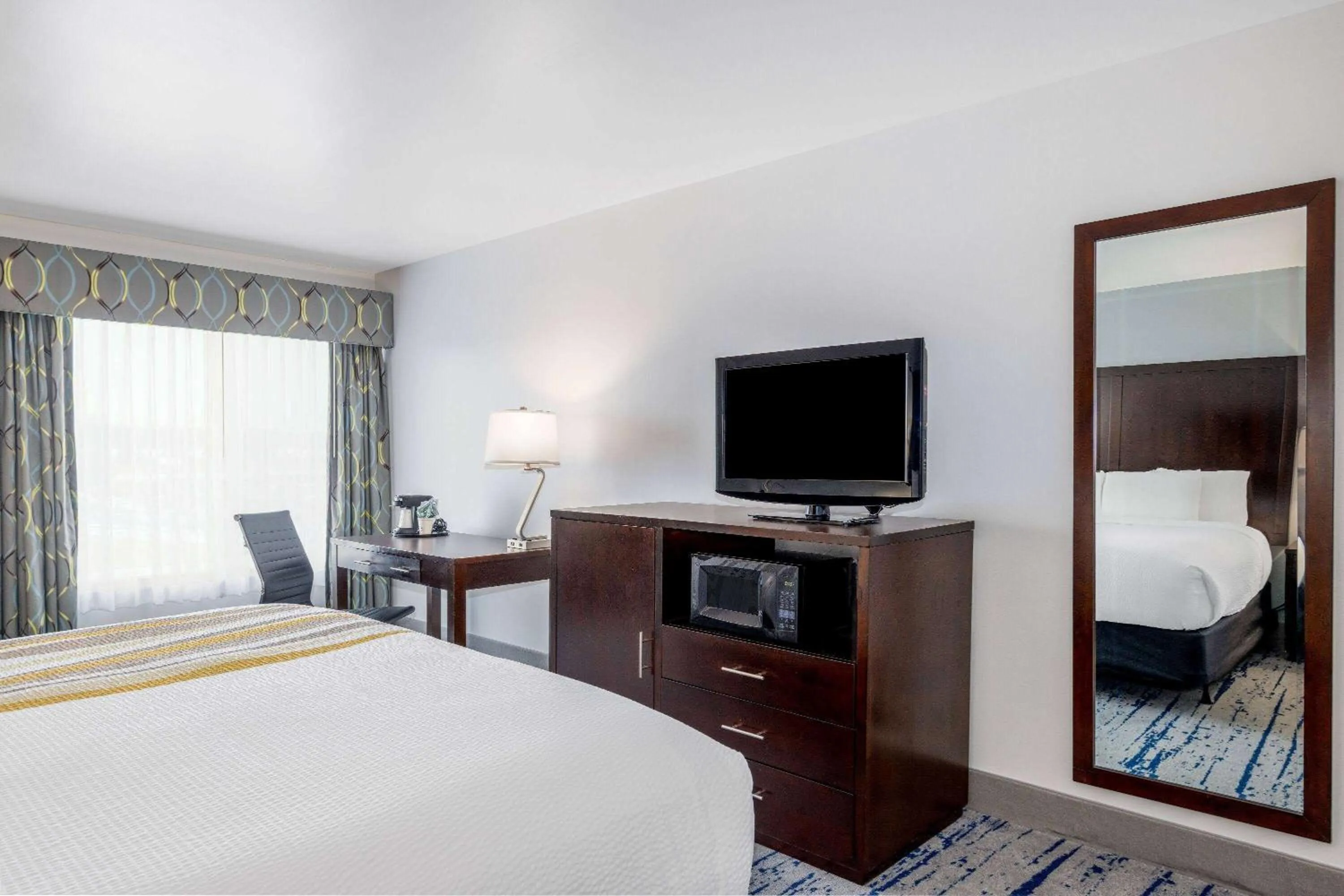 Photo of the whole room, Bed in La Quinta Inn by Wyndham Lynnwood