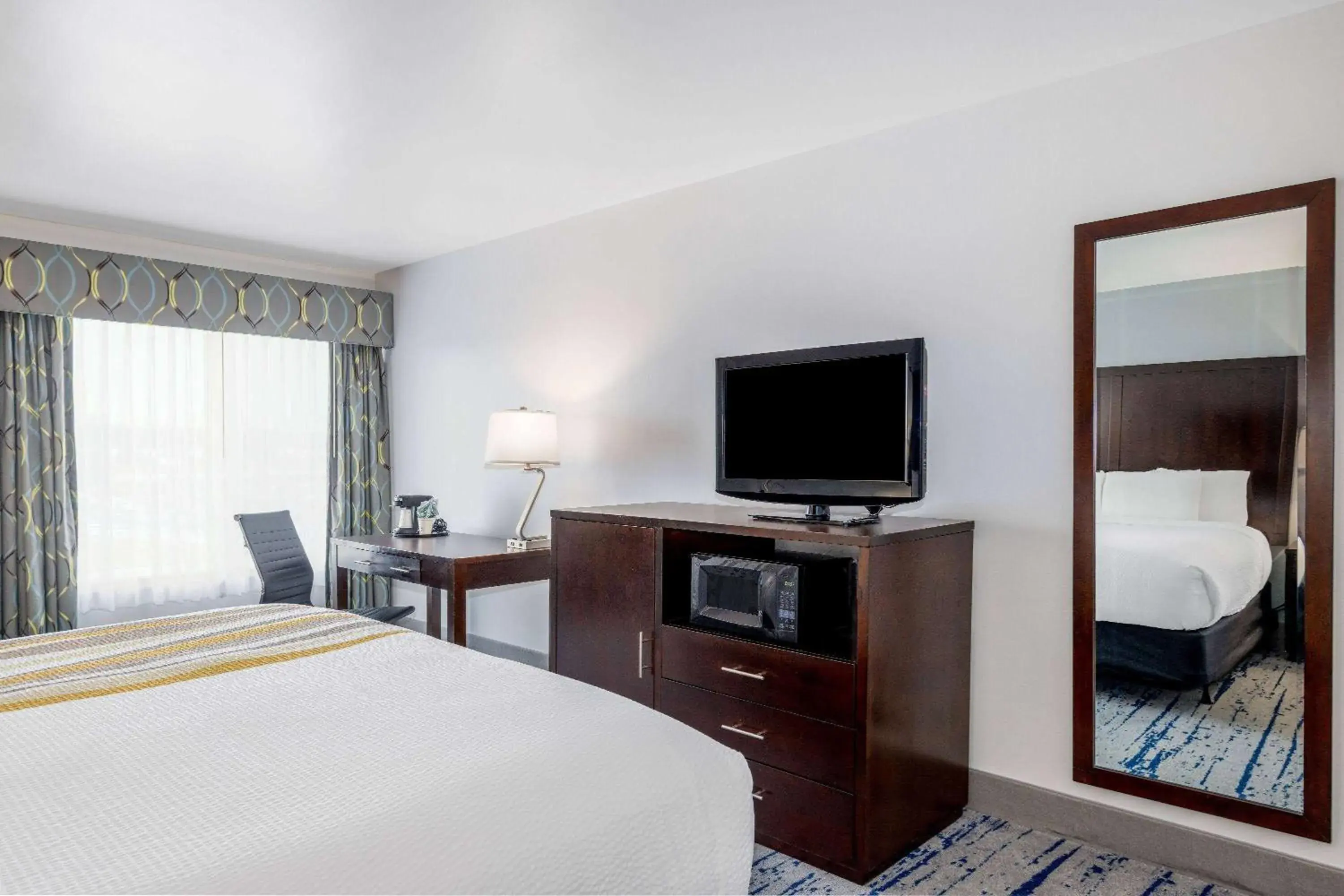 Photo of the whole room, Bed in La Quinta Inn by Wyndham Lynnwood Photo of the whole room, Bed in La Quinta Inn by Wyndham Lynnwood