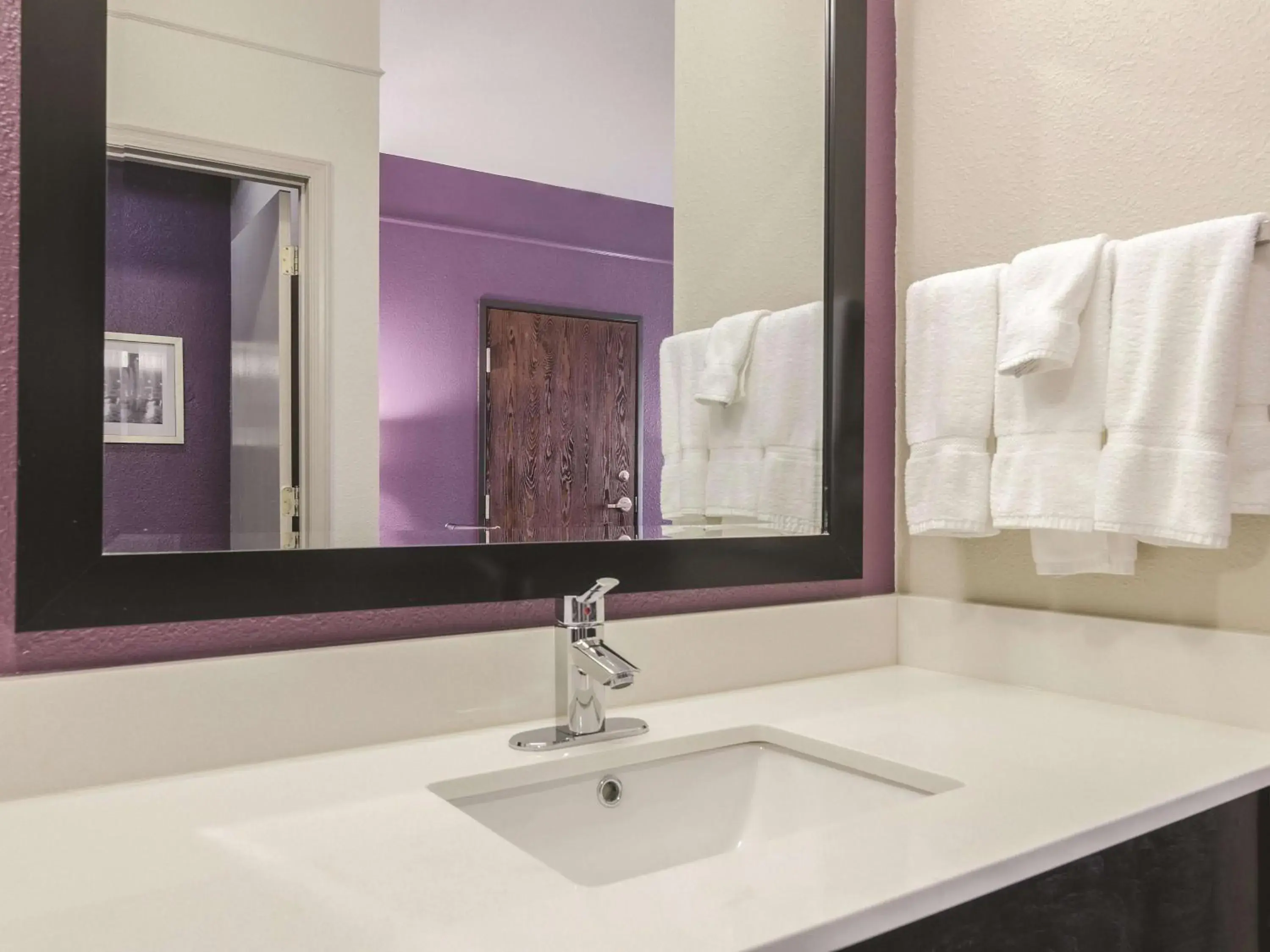 Photo of the whole room in La Quinta by Wyndham Kansas City Airport Photo of the whole room in La Quinta by Wyndham Kansas City Airport