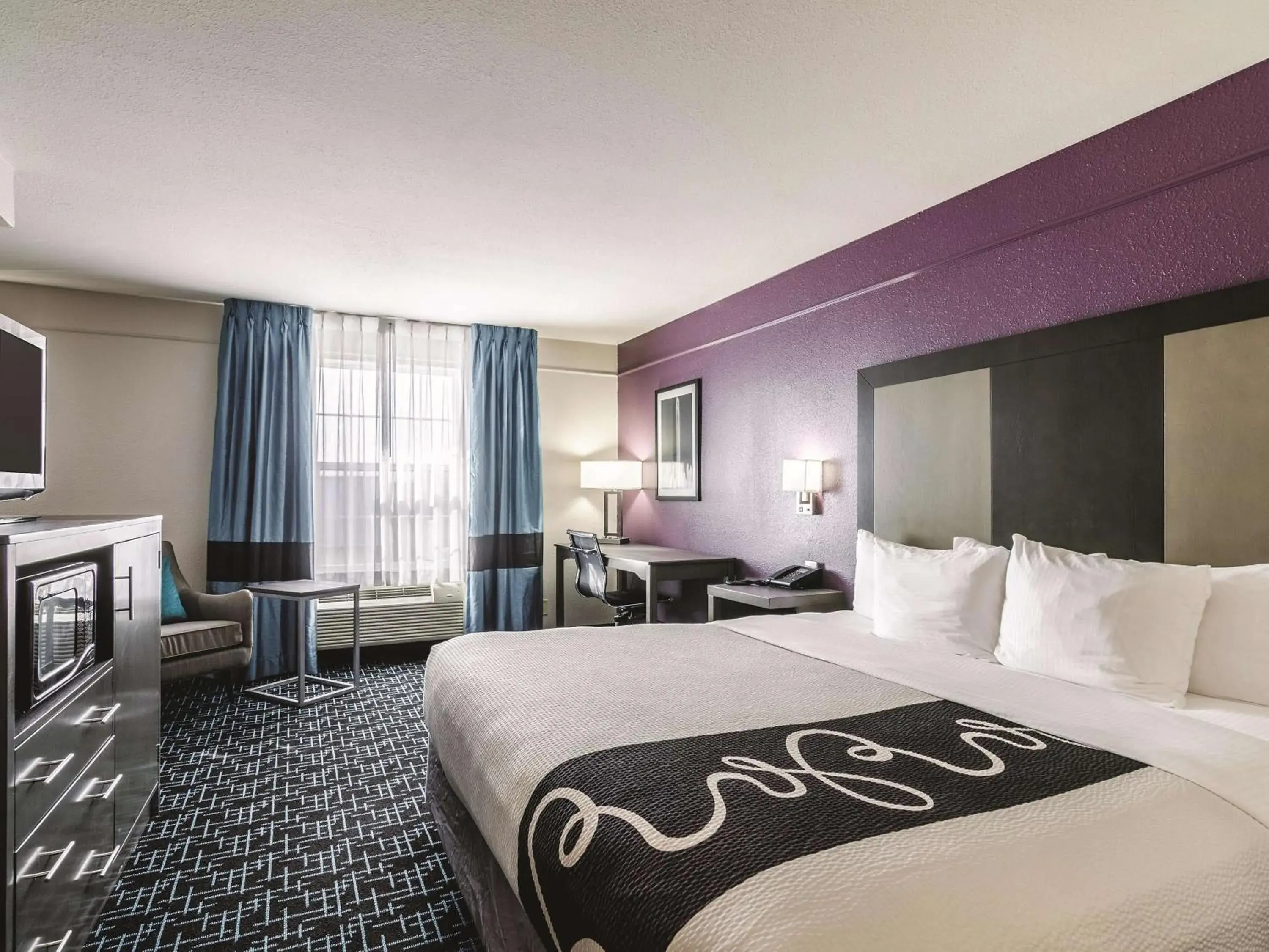 Deluxe King Room - Non-Smoking in La Quinta by Wyndham Kansas City Airport Deluxe King Room - Non-Smoking in La Quinta by Wyndham Kansas City Airport