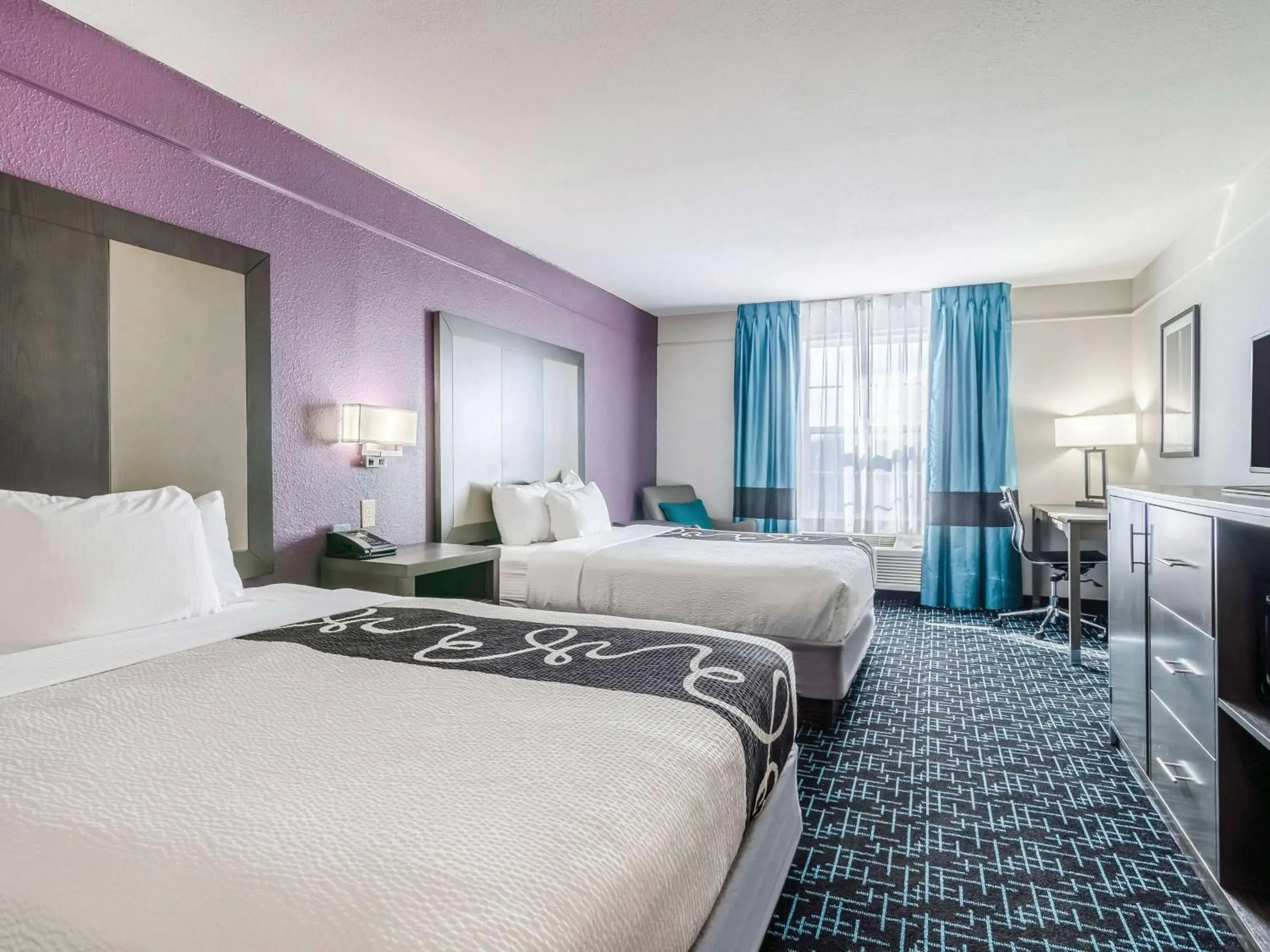 Photo of the whole room, Bed in La Quinta by Wyndham Kansas City Airport Photo of the whole room, Bed in La Quinta by Wyndham Kansas City Airport