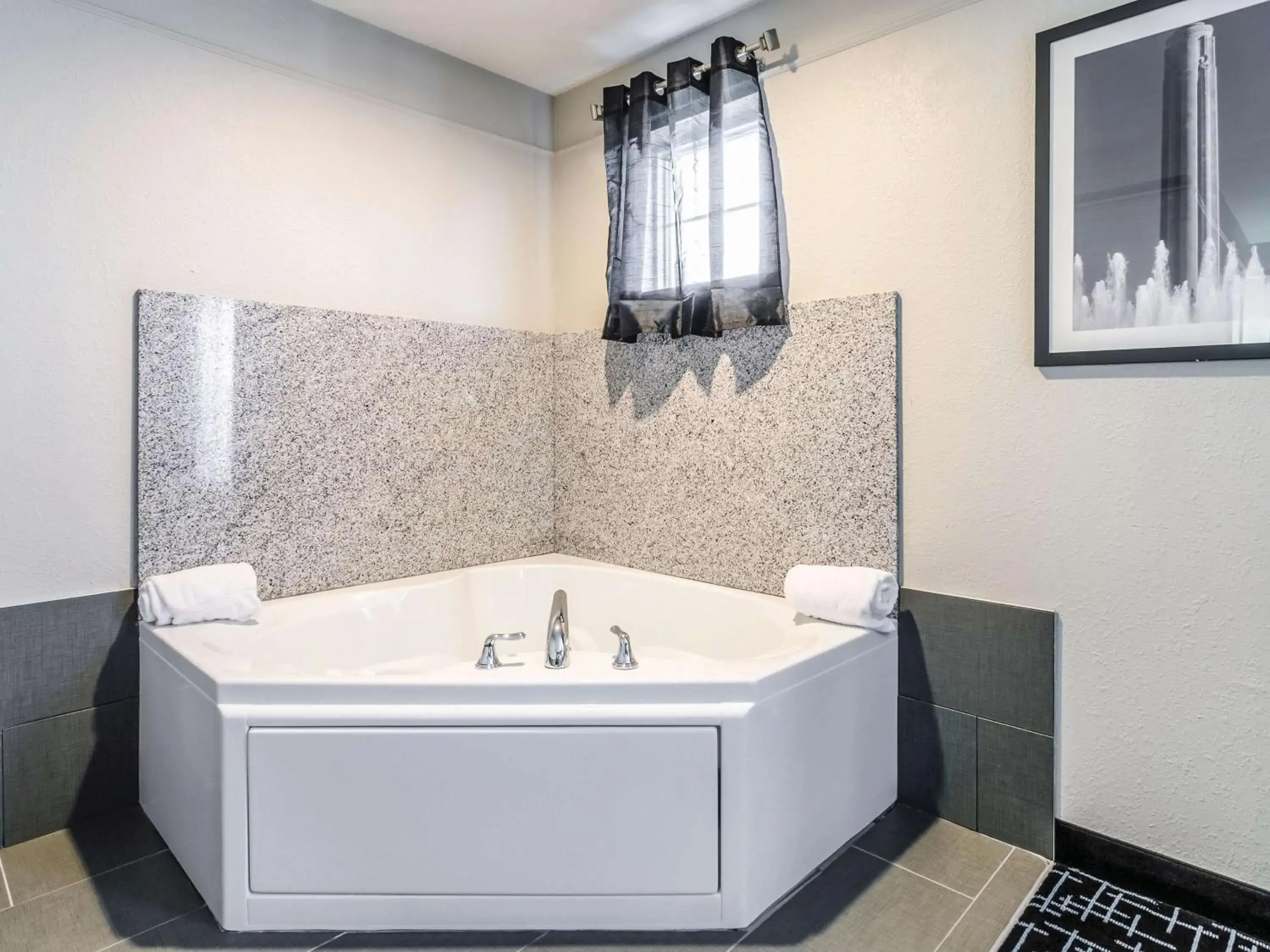 1 King Bed, Deluxe Studio Suite, Jetted Tub, Non-Smoking in La Quinta by Wyndham Kansas City Airport 1 King Bed, Deluxe Studio Suite, Jetted Tub, Non-Smoking in La Quinta by Wyndham Kansas City Airport