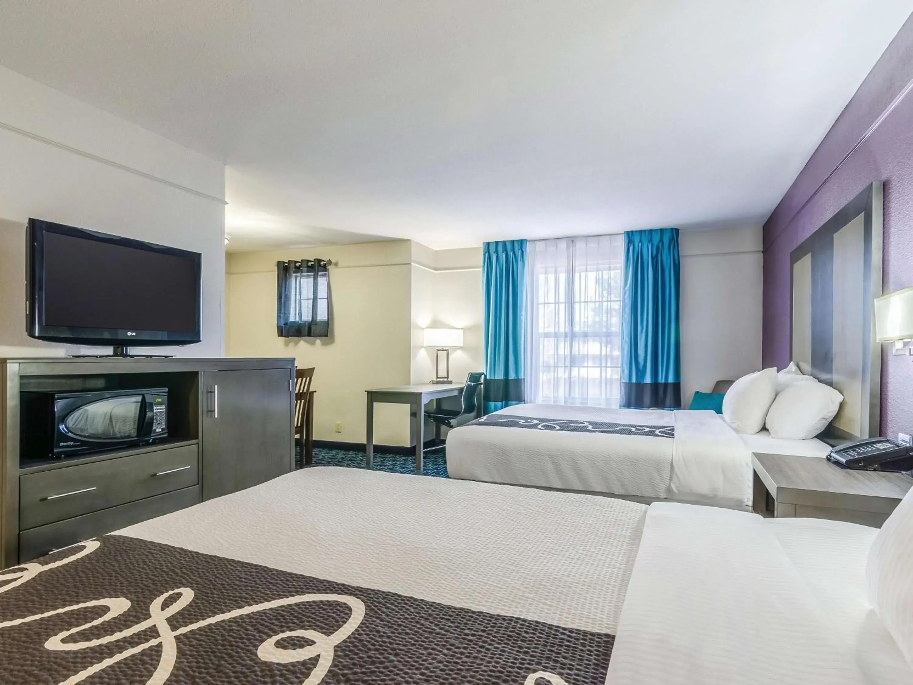 3 Queen Beds, Executive Room, Non-Smoking in La Quinta by Wyndham Kansas City Airport 3 Queen Beds, Executive Room, Non-Smoking in La Quinta by Wyndham Kansas City Airport