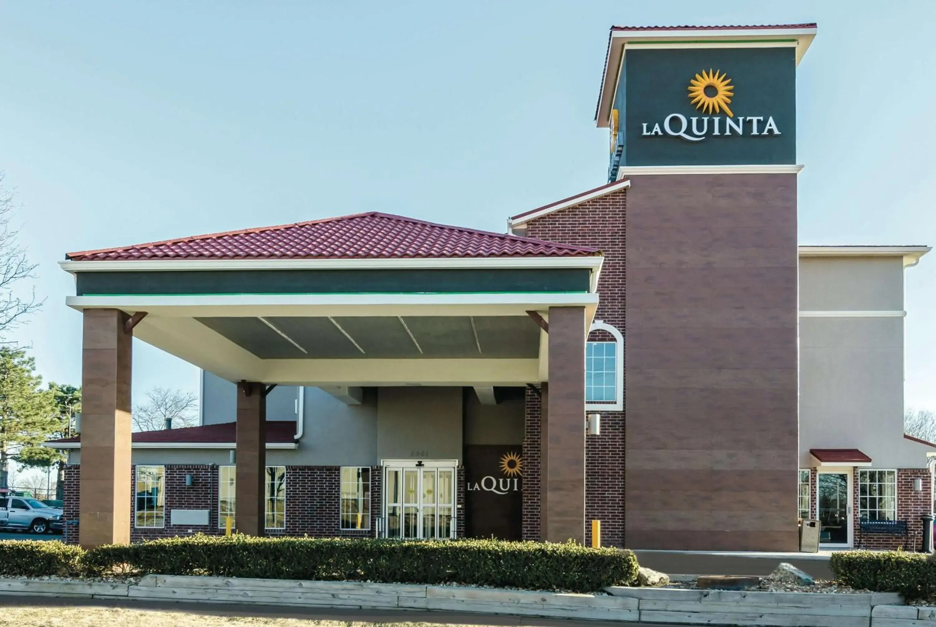 Property building in La Quinta by Wyndham Kansas City Airport Property building in La Quinta by Wyndham Kansas City Airport