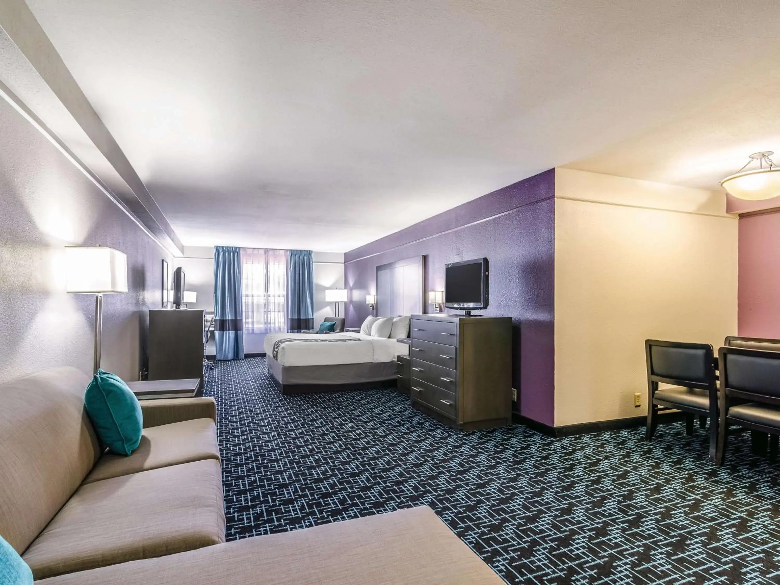 King Studio Suite - Non-Smoking in La Quinta by Wyndham Kansas City Airport King Studio Suite - Non-Smoking in La Quinta by Wyndham Kansas City Airport