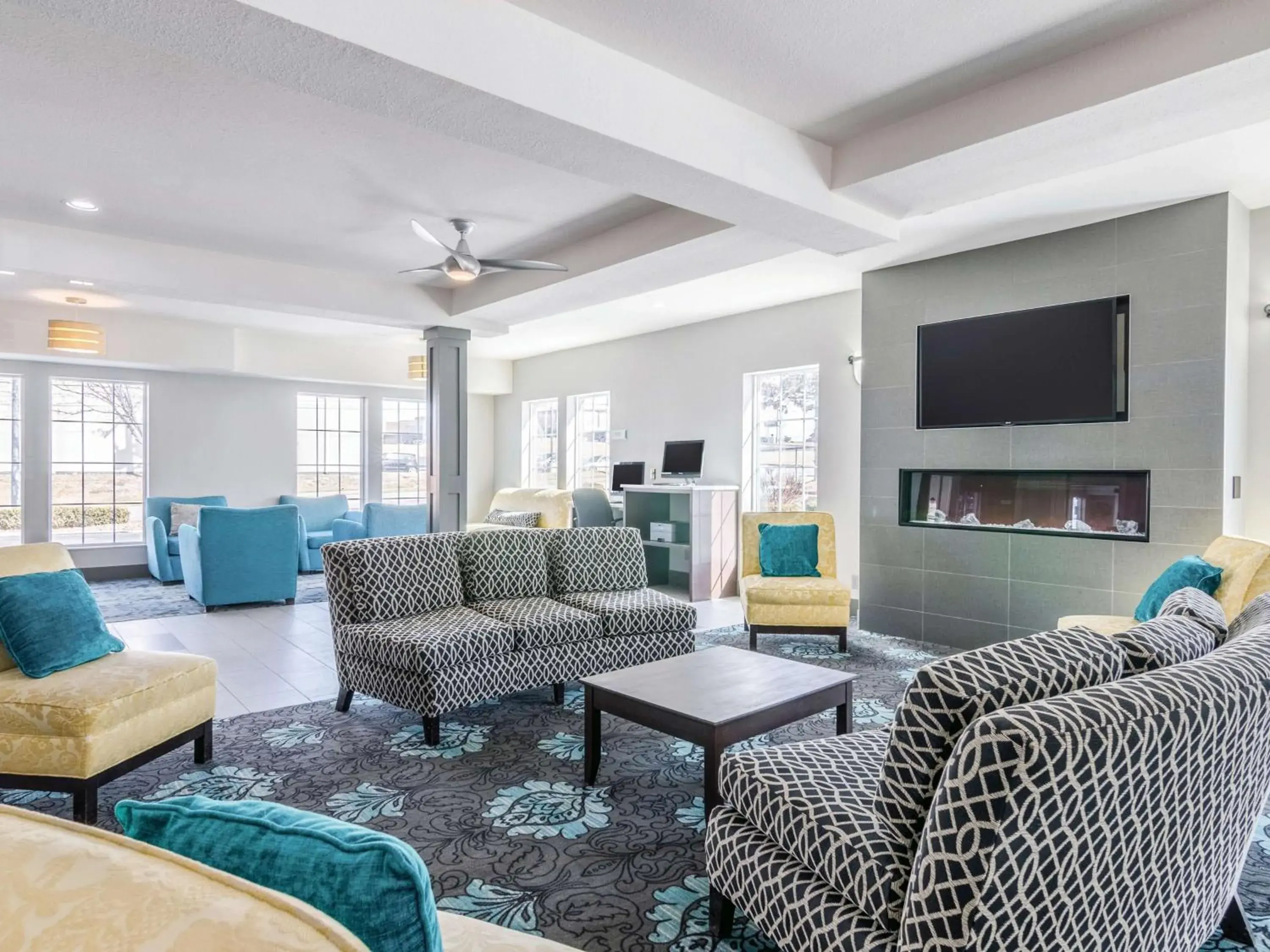 Lobby or reception in La Quinta by Wyndham Kansas City Airport Lobby or reception in La Quinta by Wyndham Kansas City Airport