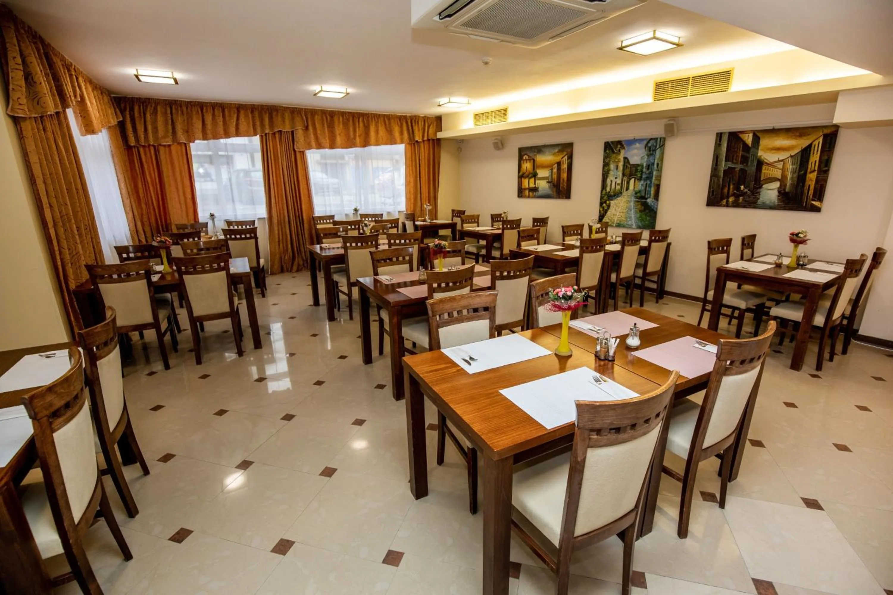 Restaurant/places to eat in Hotel Boss