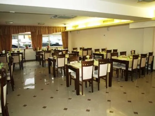 Restaurant/places to eat in Hotel Boss