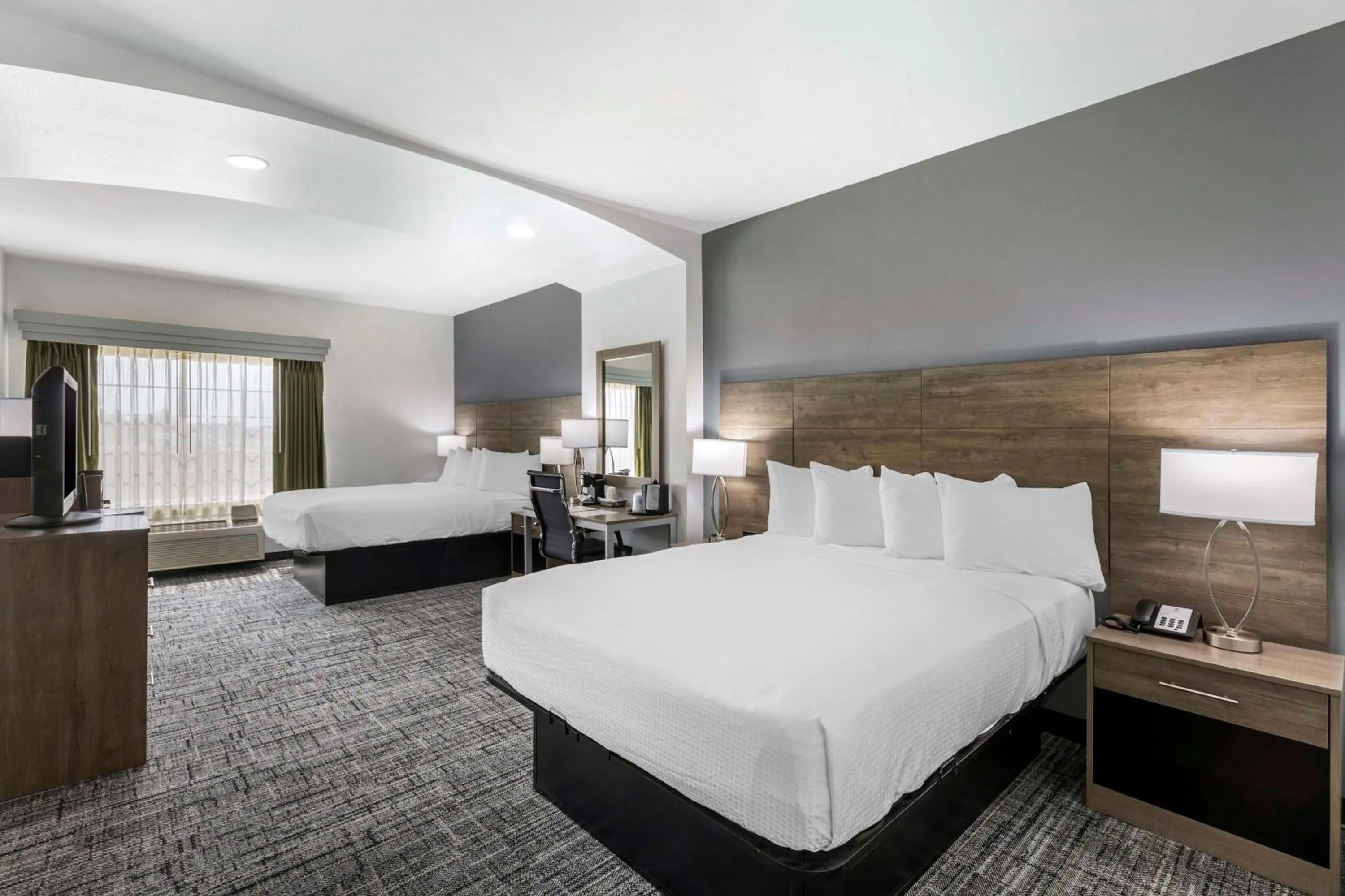 Bedroom, Bed in Best Western Plus MidAmerica Hotel