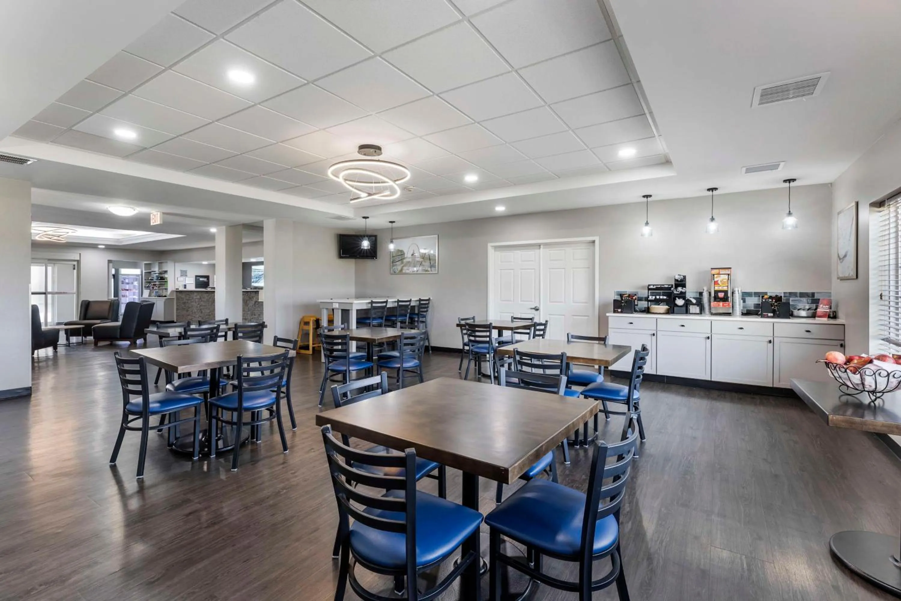 Breakfast in Best Western Plus MidAmerica Hotel