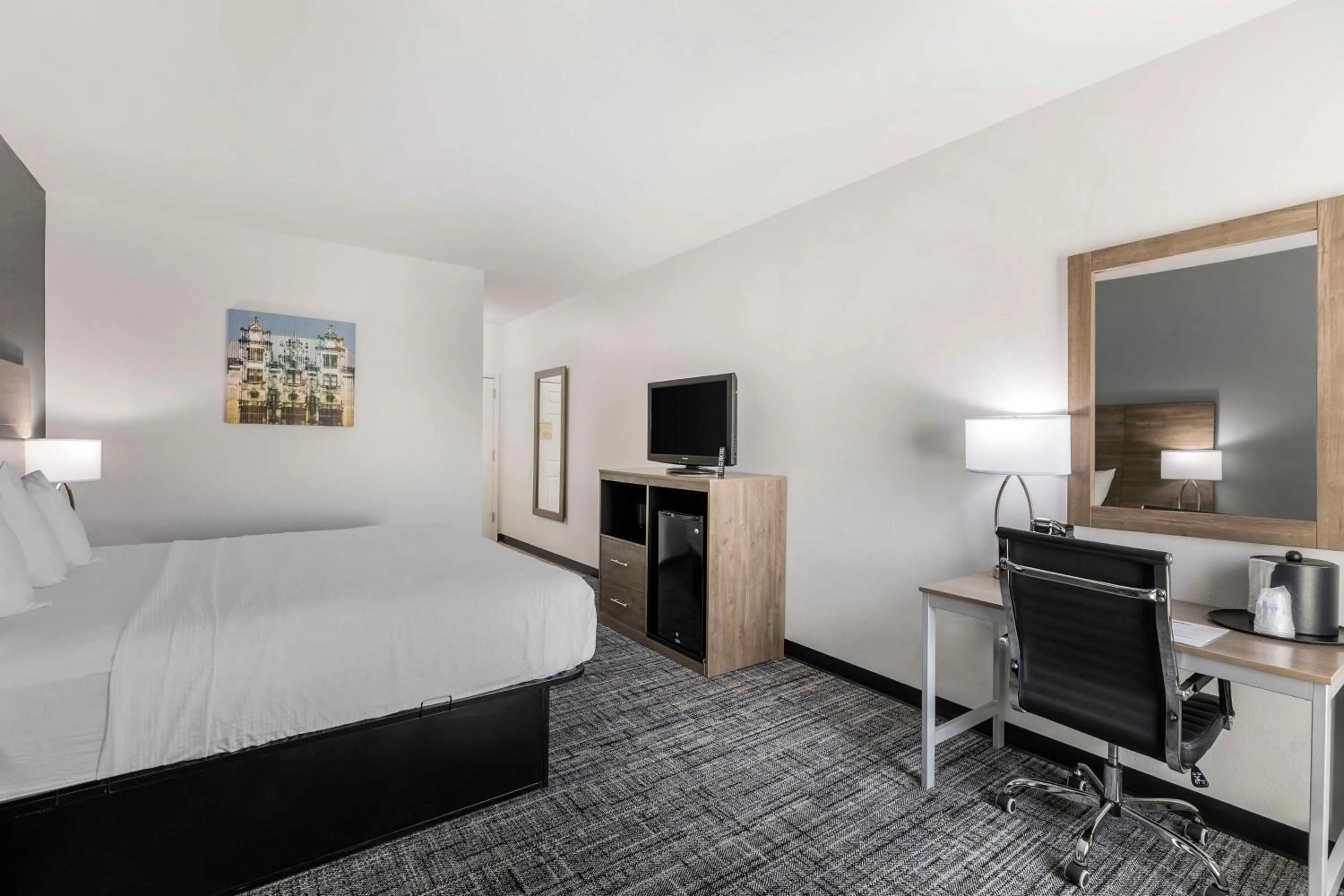 Bedroom, Bed in Best Western Plus MidAmerica Hotel