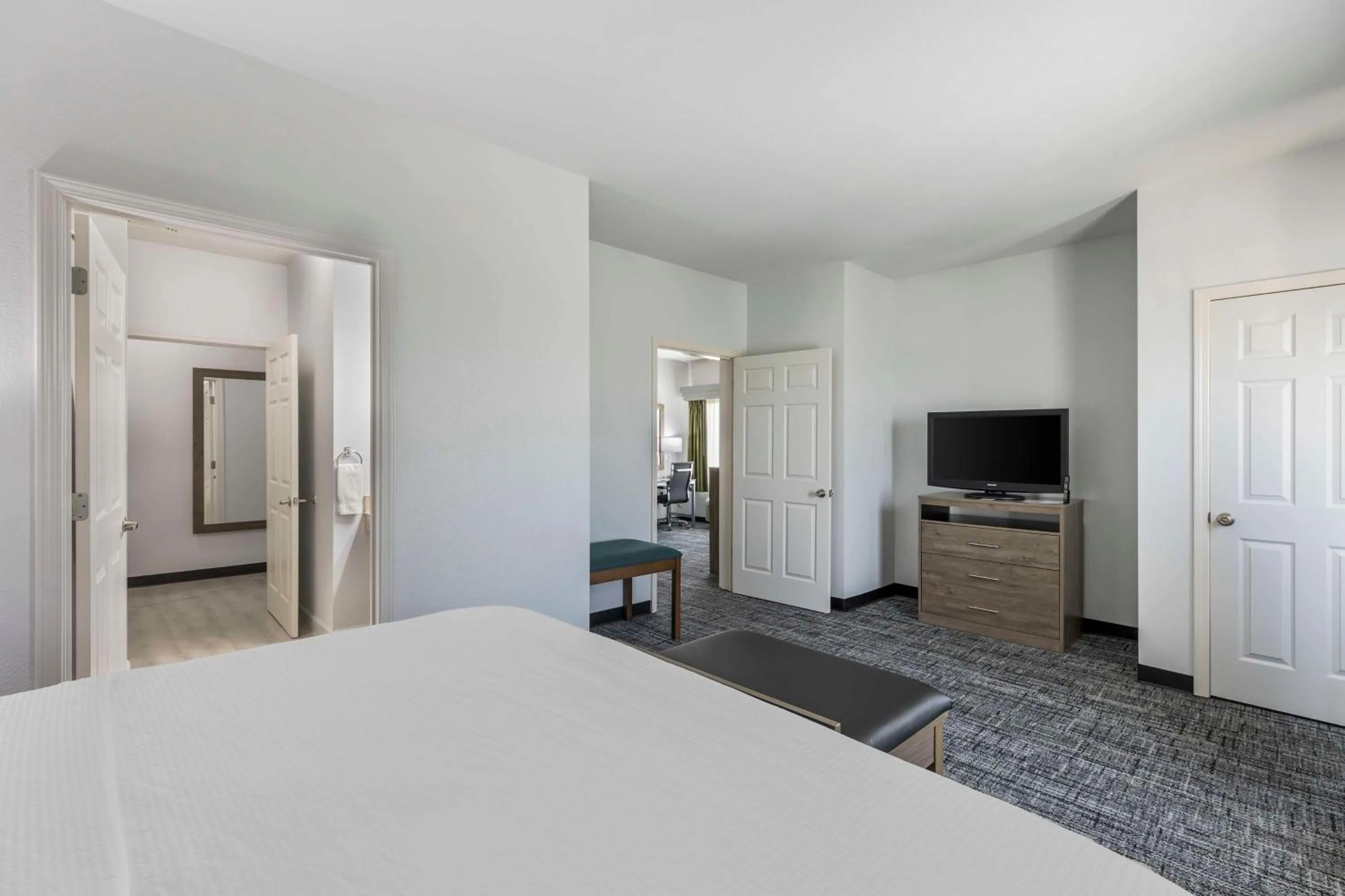 Photo of the whole room, Bed in Best Western Plus MidAmerica Hotel